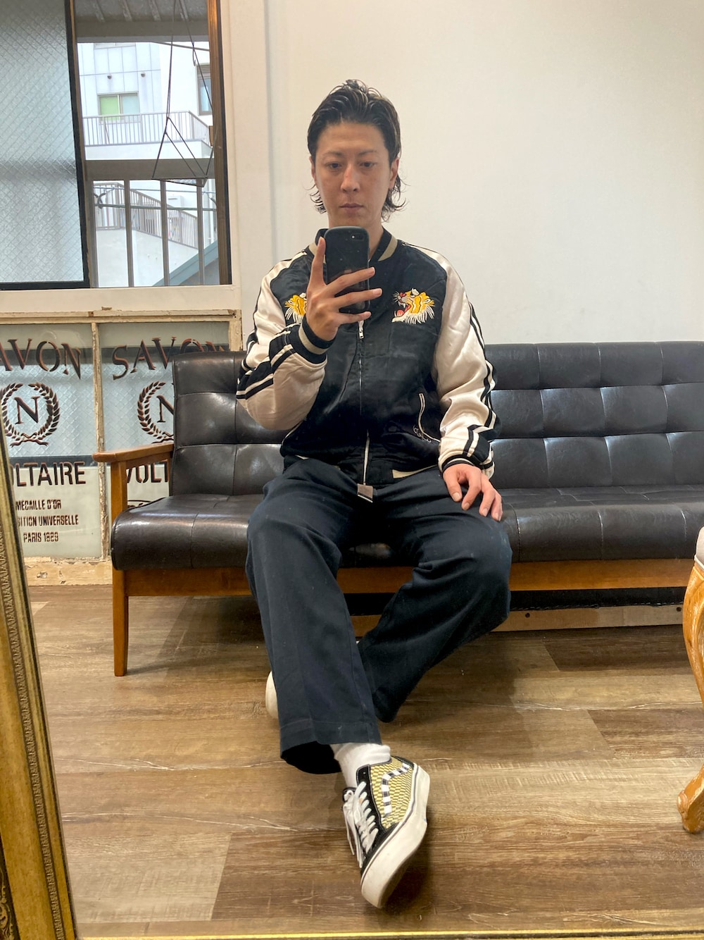 「スカジャン、HOUSTON、リーバイス、スニーカーコーデ、秋コーデ、デニム、シンプルコーデ、おしゃれさんと繋がりたい、秋服準備はじめました、ラフコーデ、アメカジ、いいね、save、フォローお願いします🤑」｜「HOUSTONのアイテム（スカジャン、ブラック系）」を使った、タイチさん（メンズ・177cm）の秋コーディネートの1枚目の写真