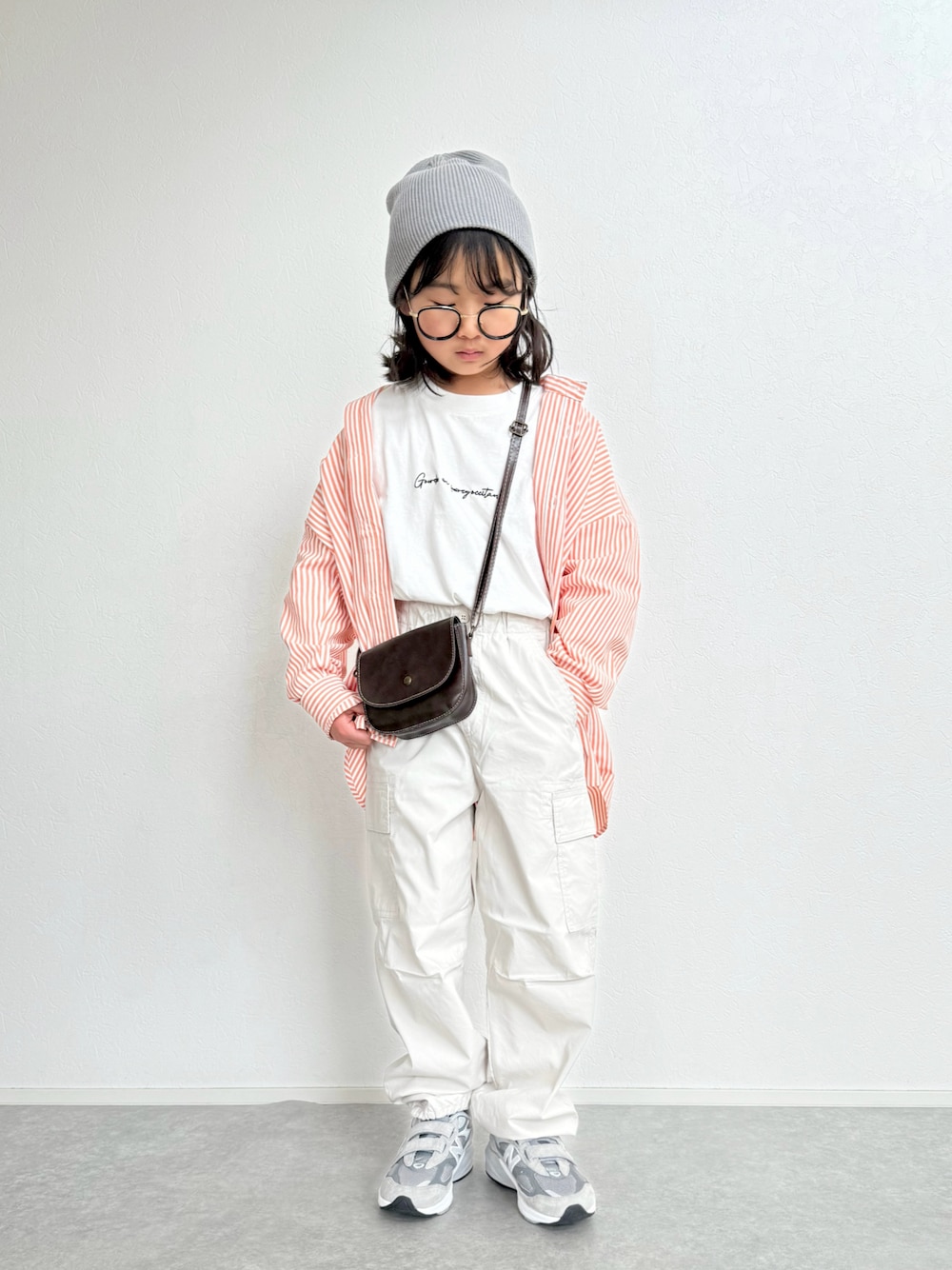 オレンジ系のシャツ/ブラウス、ホワイト系のカーゴパンツ、グレー系のスニーカーを着用したキッズの冬コーディネートの1枚目の写真