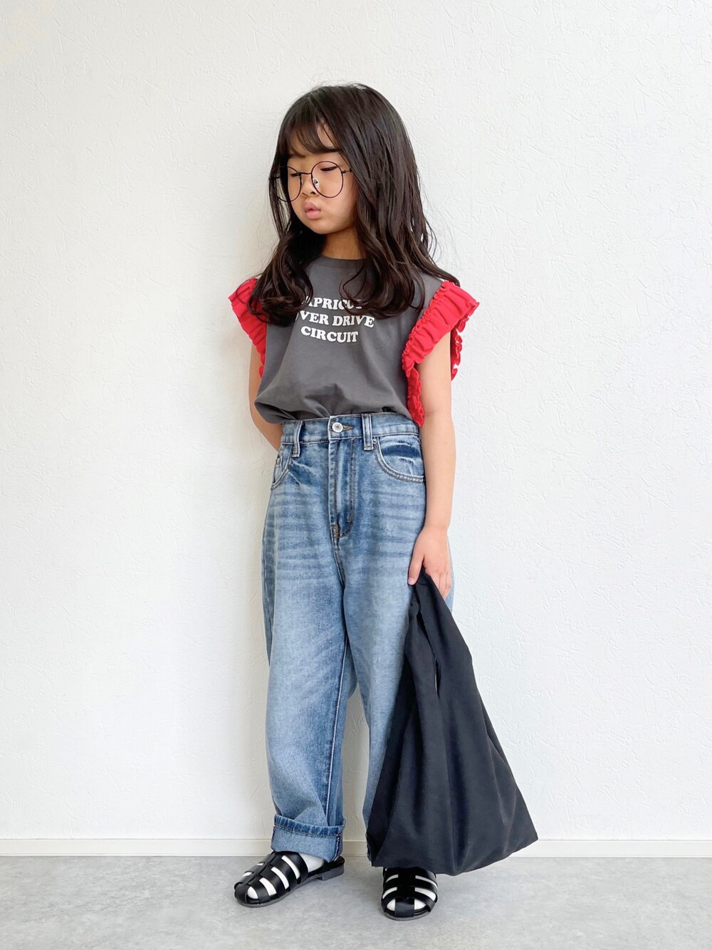 グレー系のTシャツ/カットソー、ブルー系のデニムパンツ、ブラック系のエコバッグ/サブバッグを着用したキッズの春コーディネートの1枚目の写真