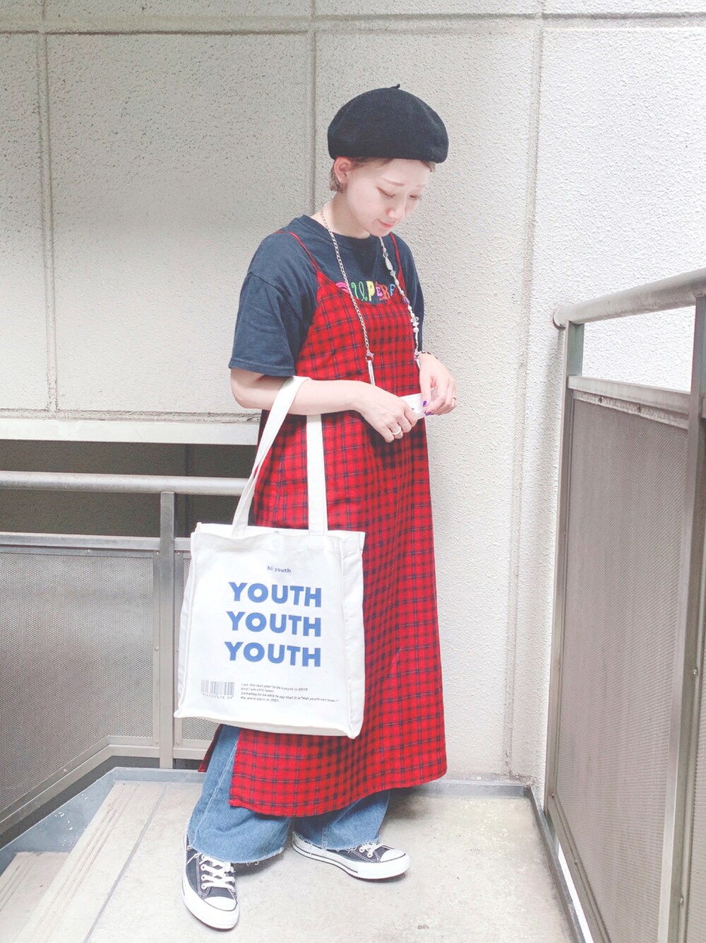 ブラック系のTシャツ/カットソー、レッド系のワンピース、ホワイト系のトートバッグを着用したレディースの秋コーディネートの1枚目の写真