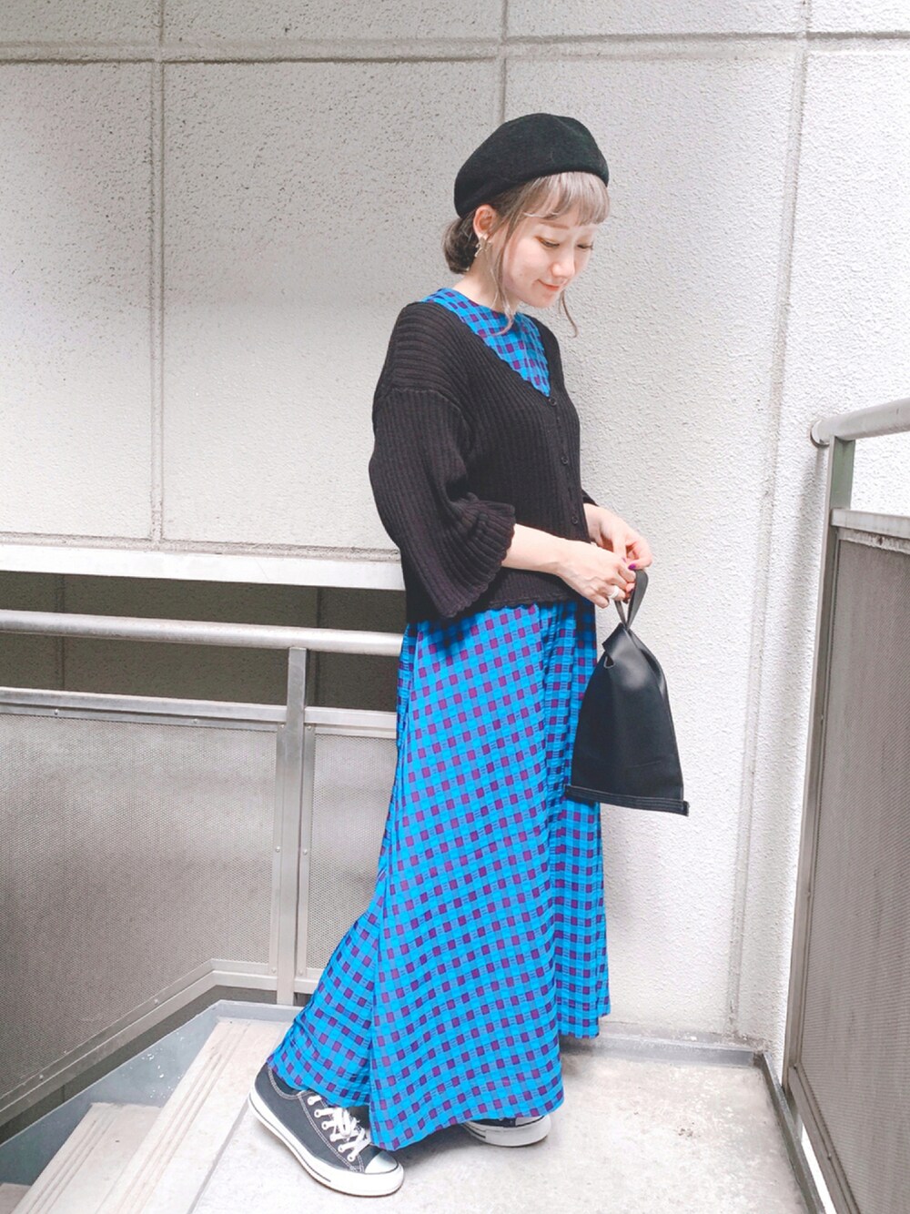 ブラック系のカーディガン/ボレロ、ブルー系のワンピース、ブラック系のトートバッグを着用したレディースの秋コーディネートの1枚目の写真