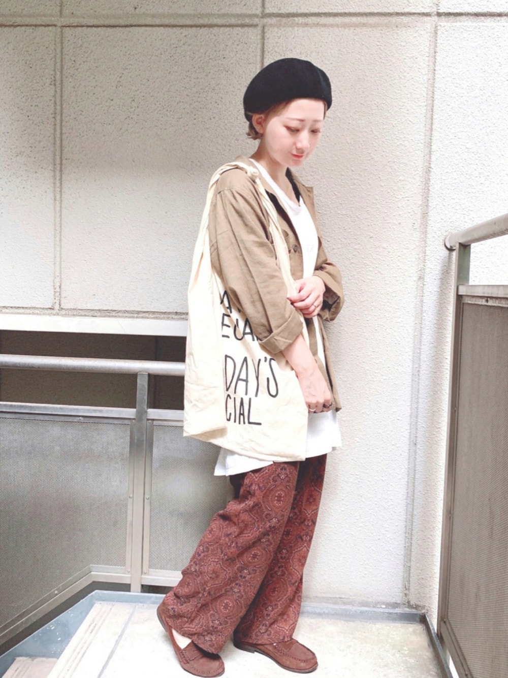 「トートバッグ、ベレー帽、ローファー、カーキ、アースカラー、ペイズリー、秋服、低身長、カジュアルコーデ、リネアストリア、だから秋服が好き」｜「titivateの麻混ﾐﾘﾀﾘｰｼｬﾂ（シャツ/ブラウス、グリーン系）」を使った、sumireさん（レディース・155cm）の秋コーディネートの1枚目の写真