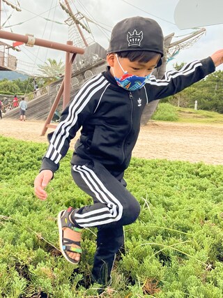 【大人気】キッズ essentials セットアップ adidas - adidas 女の子 セットアップ 100センチ（サイズ感