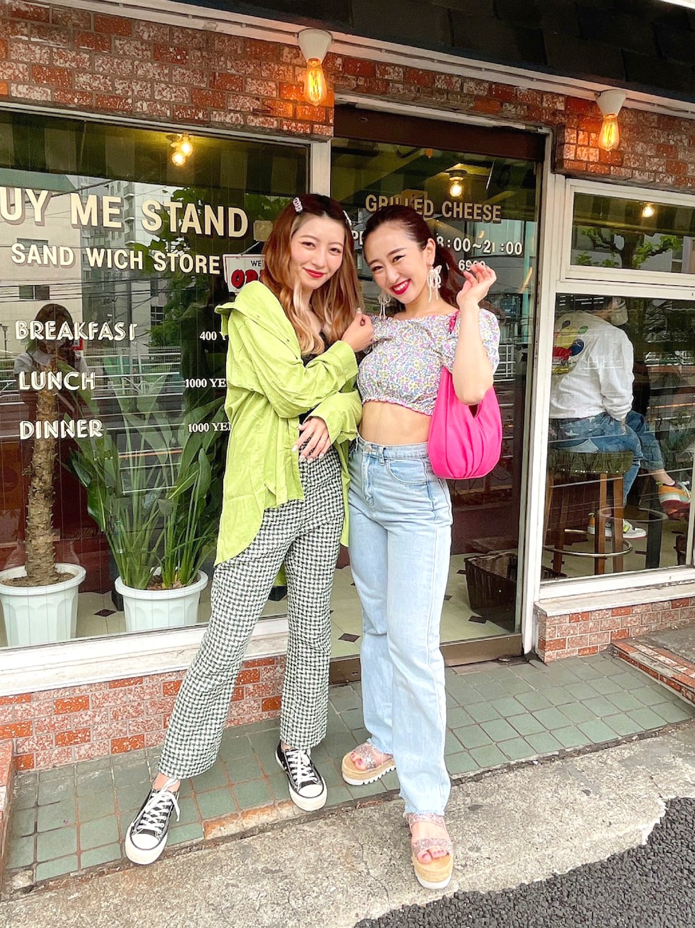 「初夏コーデ、シンプルコーデ、休日スタイル、グリーン、グリーンコーデ、グリーンパンツ、ZARA、カフェオレコーデ、東京」｜「LOWRYS FARMのエコＲリネンロングシャツＬＳ　262432（シャツ/ブラウス、グリーン系）」を使った、erinko（@_mico.com_）さん（レディース・161cm）の春コーディネートの1枚目の写真