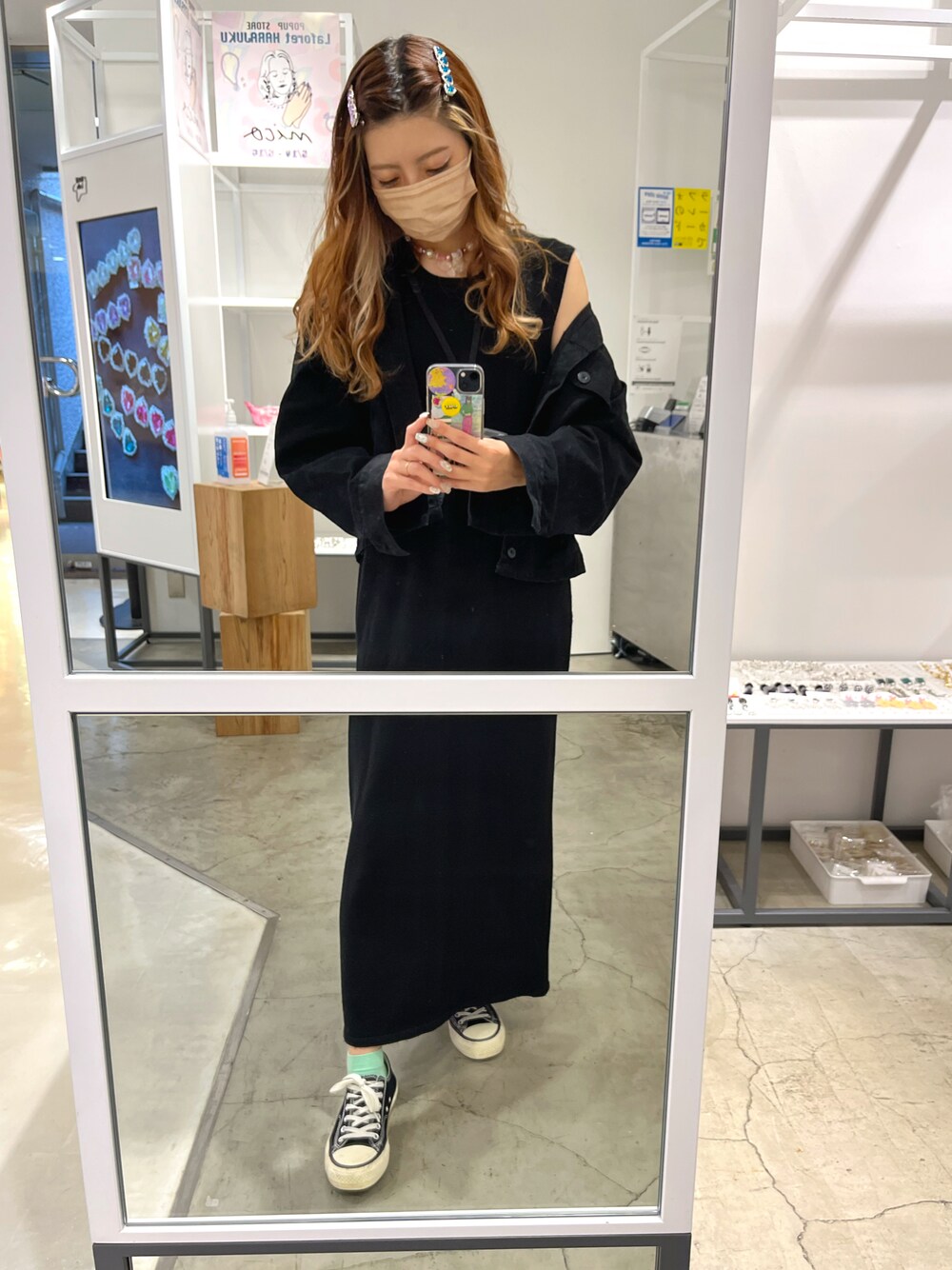 「シンプルコーデ、ブラック、ブラックコーデ、ヘアピン、ラフォーレ原宿、popupshop、シンプル、ワントーンコーデ、チョーカー、ビーズネックレス」｜「AZULのアイテム（ジャケット/アウター、ブラック系）」を使った、erinko（@_mico.com_）さん（レディース・161cm）の春コーディネートの1枚目の写真