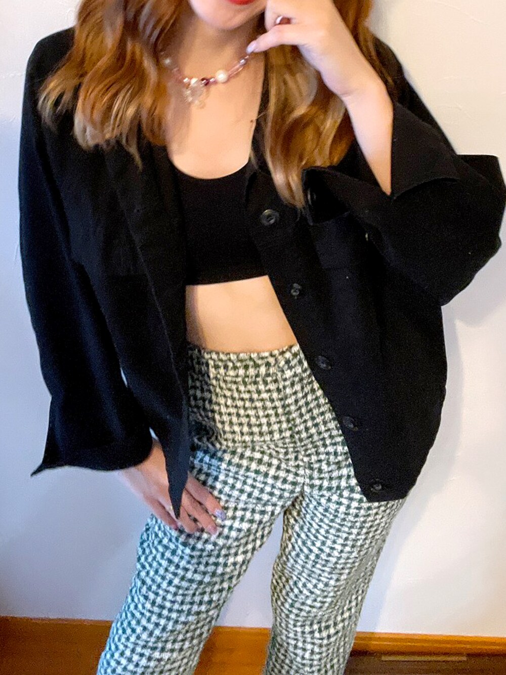 「チョーカー、ビーズチョーカー、ビーズネックレス、ZARA、緑、moussy、秋のコーデ、秋コーデ、ヘソだし、アクセサリー」｜「AZUL by moussyのアイテム（ジャケット/アウター、ブラック系）」を使った、erinko（@_mico.com_）さん（レディース・161cm）の秋コーディネートの1枚目の写真