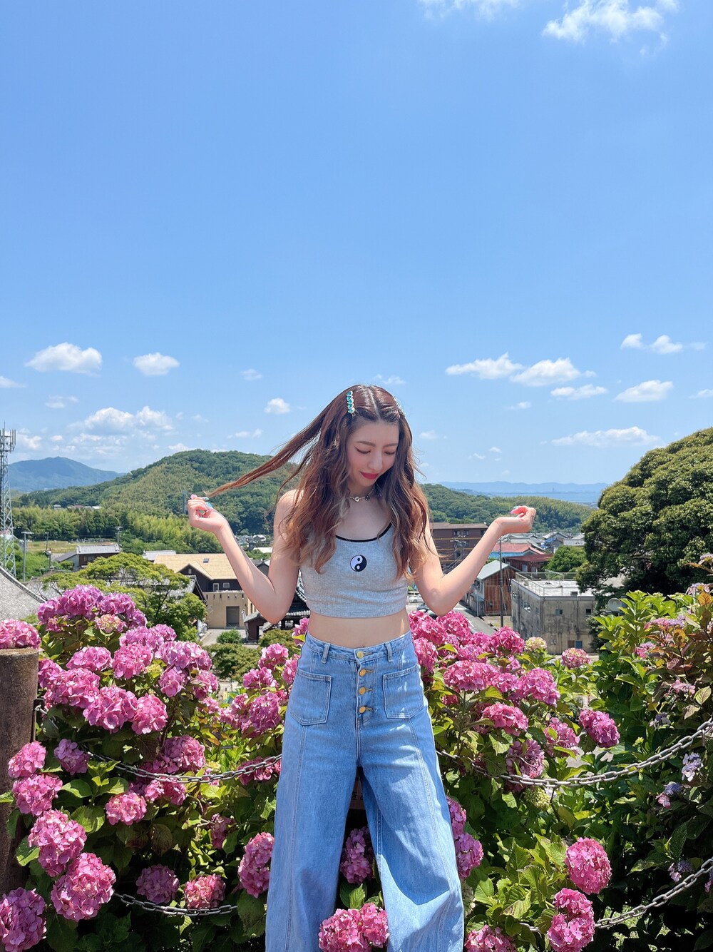 「デニムっていいよね、初夏コーデ、大人カジュアル、シンプル、デニム、デニムパンツ、デニムコーデ、ハイウエストパンツ、EVRIS、shein、紫陽花、お出かけコーデ」｜「mico（@_mico.com_）のアイテム（ヘアピン、シルバー系）」を使った、erinko（@_mico.com_）さん（レディース・161cm）の夏コーディネートの1枚目の写真