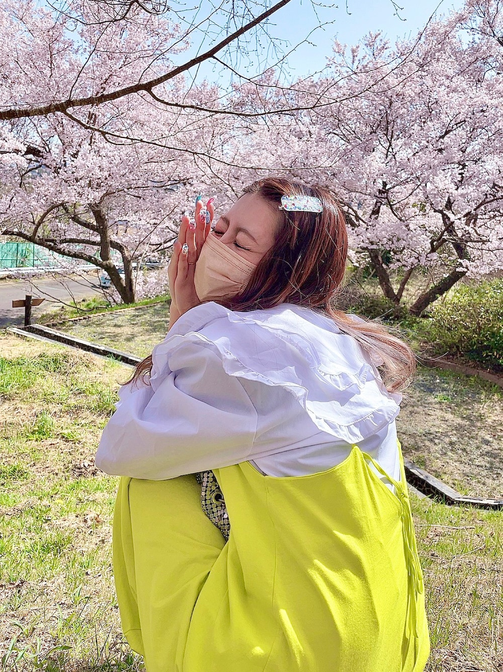 「大人カジュアル、休日スタイル、春カラー、春服、着回しコーデ、スカートスタイル、お出かけコーデ、桜、ZARA、shein、イエロー、イエローコーデ、派手、プチフラコーデ、カラーコーデ」｜「mico（@_mico.com_）のアイテム（ヘアピン、その他）」を使った、erinko（@_mico.com_）さん（レディース・161cm）の春コーディネートの1枚目の写真