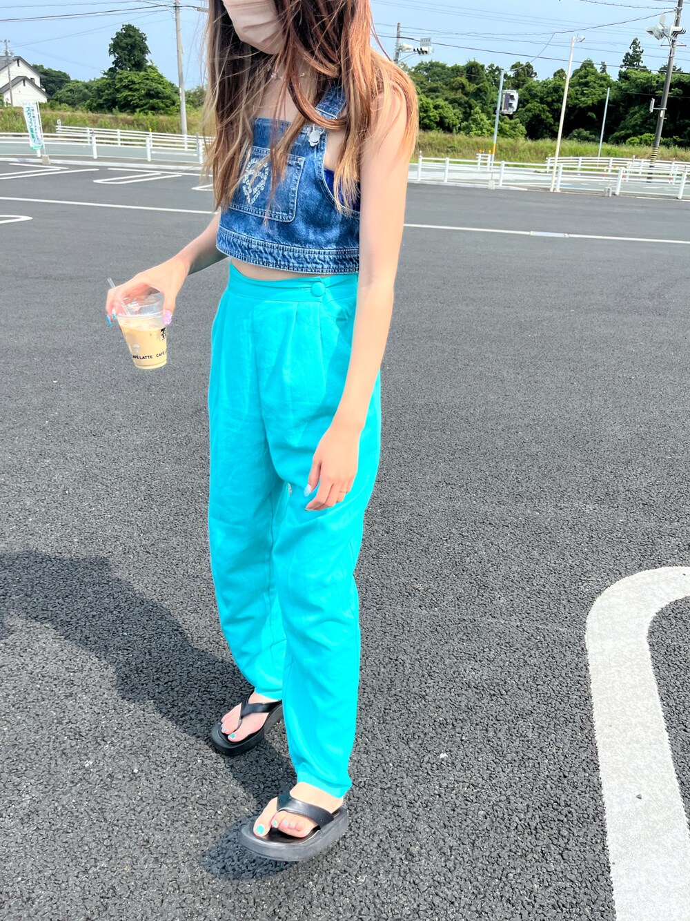 「夏、お出かけコーデ、ビスチェ、ビスチェコーデ、デニム、ブルー、ブルーコーデ、古着、海、海コーデ、サンダル」｜「H&Mのアイテム（トップス、ブルー系）」を使った、erinko（@_mico.com_）さん（レディース・161cm）の夏コーディネートの1枚目の写真