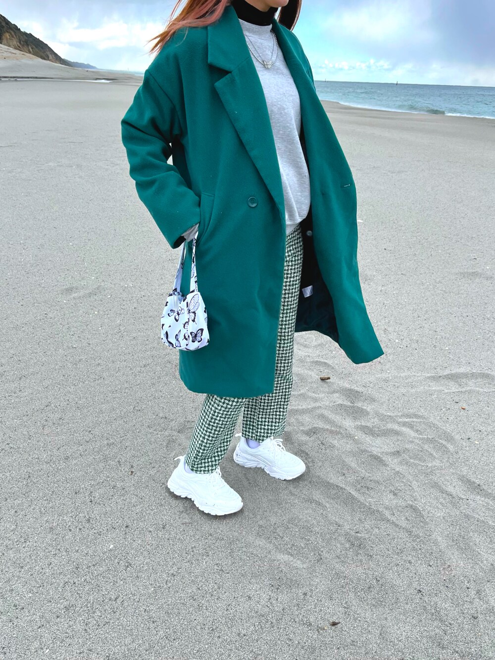「大人カジュアル、緑、緑コーデ、緑パンツ、ギンガムチェック、海、green、グリーンコーデ、カラーパンツ、カラーコーデ、色コーデ」｜「GORGEのアイテム（ジャケット/アウター、グリーン系）」を使った、erinko（@_mico.com_）さん（レディース・161cm）の冬コーディネートの1枚目の写真
