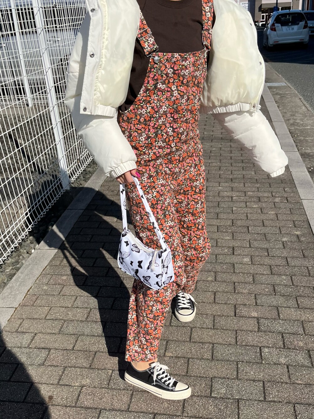 「ZARA、ZARAコーデ、オーバーオール、オレンジコーデ、白ダウン、byYOUANCE、スニーカー、柄、柄コーデ、つなぎ、つなぎスタイル」｜「GRLのローカットスニーカー（スニーカー、ブラック系）」を使った、erinko（@_mico.com_）さん（レディース・161cm）の冬コーディネートの1枚目の写真