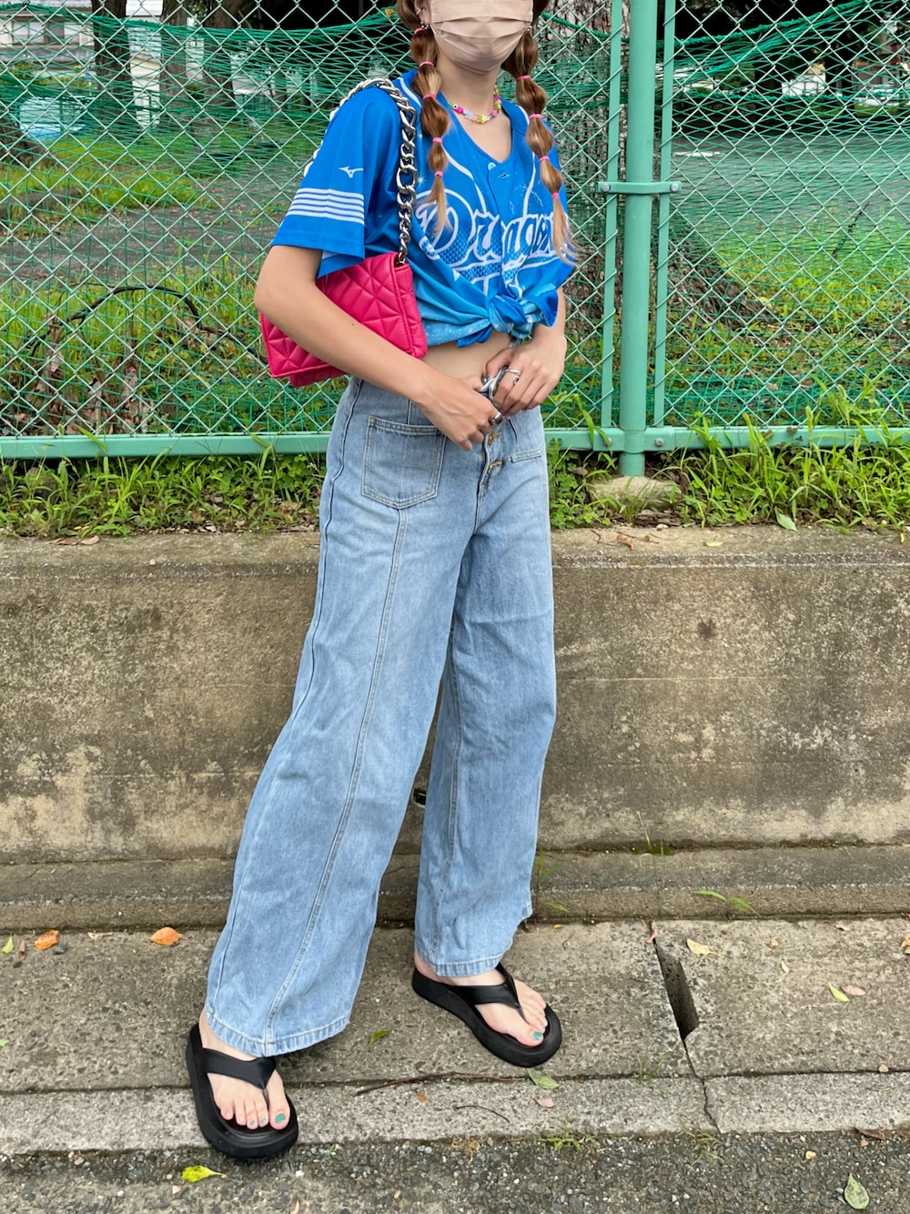 「夏コーデ、夏、EVRIS、デニム、デニムパンツ、野球観戦、野球観戦コーデ、GRL、ZARA、ピンク、ピンクバッグ」｜「ZARAのアイテム（バッグ、ピンク系）」を使った、erinko（@_mico.com_）さん（レディース・161cm）の夏コーディネートの1枚目の写真