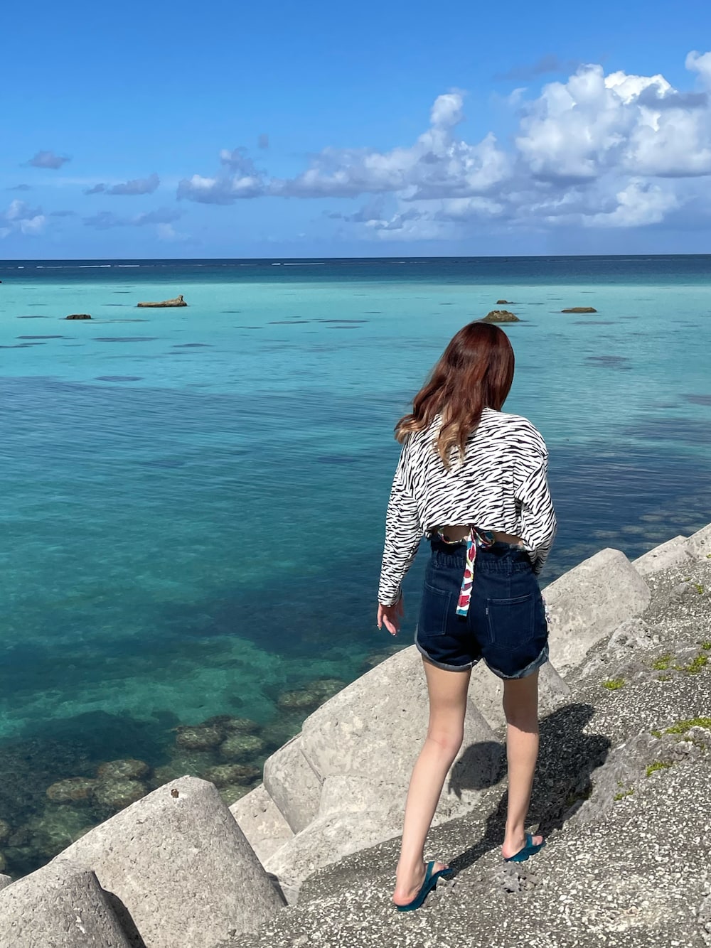 「カジュアルコーデ、デニムパンツ、沖縄、宮古島、海、海コーデ、旅行、旅行コーデ」｜「WEGOのWEGO/2WAYリブコンパクトカーディガン（カーディガン/ボレロ、その他）」を使った、erinko（@_mico.com_）さん（レディース・161cm）の秋コーディネートの1枚目の写真
