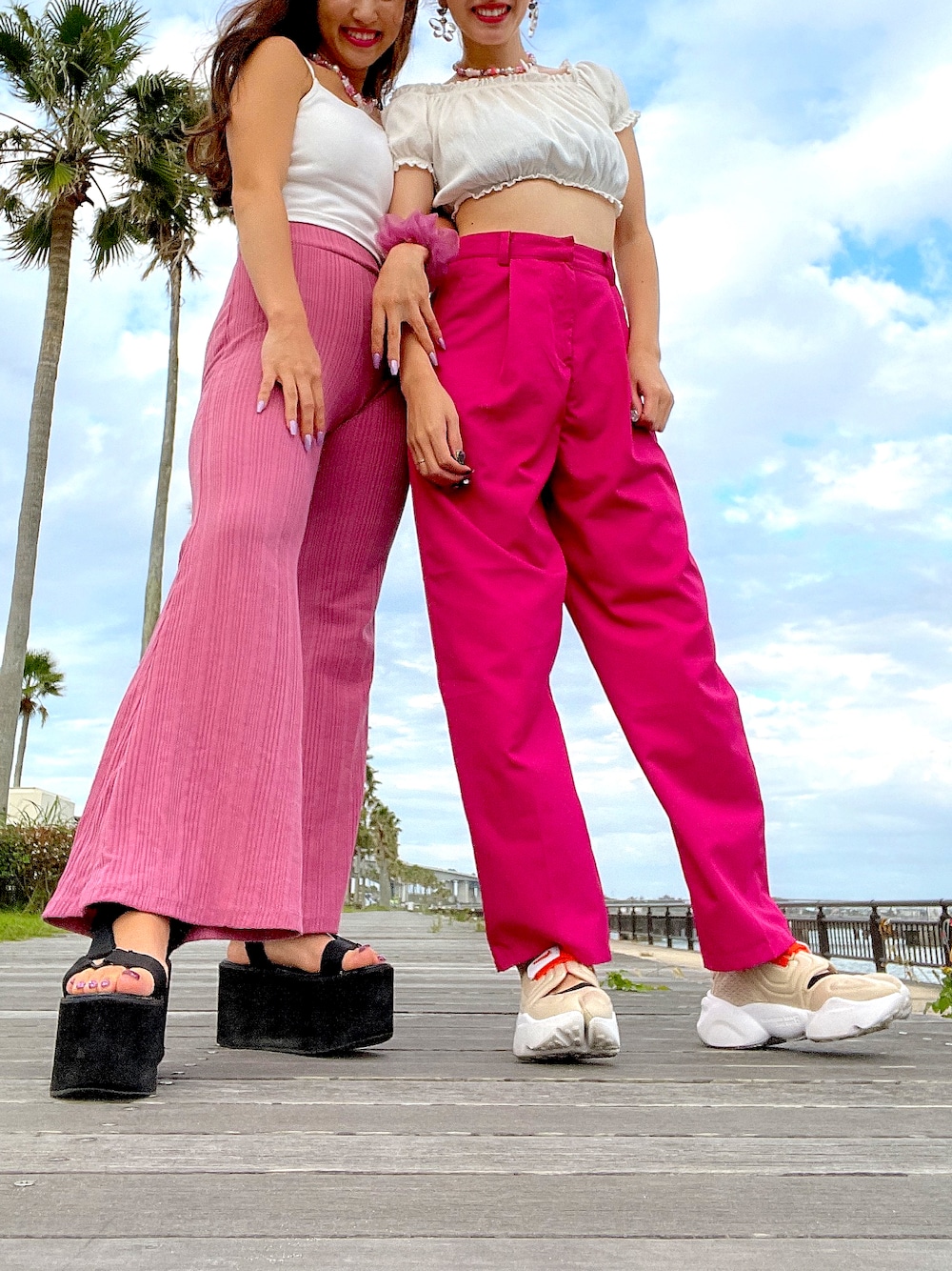 「白トップス、ピンク、ピンクコーデ、ピンクパンツ、白ピンク、おでかけ、おでかけコーデ、おでかけスタイル、NIKE、休日スタイル、ナイキ、アクアリフト、足袋スニーカー、足袋シューズ」｜「bohmalの【@hidekanagao_×bohmalコラボ】タックセンタープレスワイドパンツ（スラックス、ピンク系）」を使った、erinko（@_mico.com_）さん（レディース・161cm）の秋コーディネートの1枚目の写真