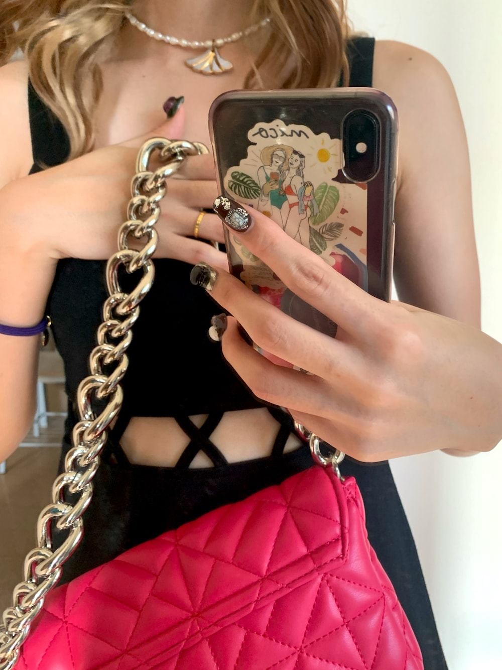 「ZARA、ZARAバッグ、ピンクバッグ、オールインワン、腹出し、チョーカー、黒コーデ」｜「ZARAのアイテム（バッグ、ピンク系）」を使った、erinko（@_mico.com_）さん（レディース・161cm）の秋コーディネートの1枚目の写真