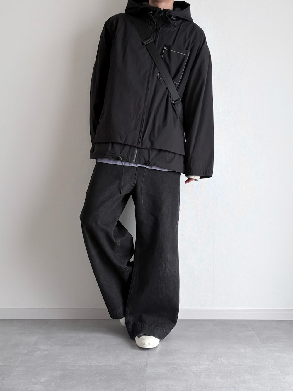 「マウンテンパーカー、ブラック、オーバーサイズ、シャツスタイル、ワイドパンツ、ワイドデニム、スニーカー、ショルダーバッグ、きれいめカジュアル、カジュアル、ゆるコーデ、ラフ、シンプルコーデ、休日スタイル、冬コーデ」｜「DOOPZのLAYERED MOUNTAIN PARKER /レイヤードマウンテンパーカー（マウンテンパーカー、ブラック系）」を使った、@soranoさん（メンズ・177cm）の冬コーディネートの1枚目の写真