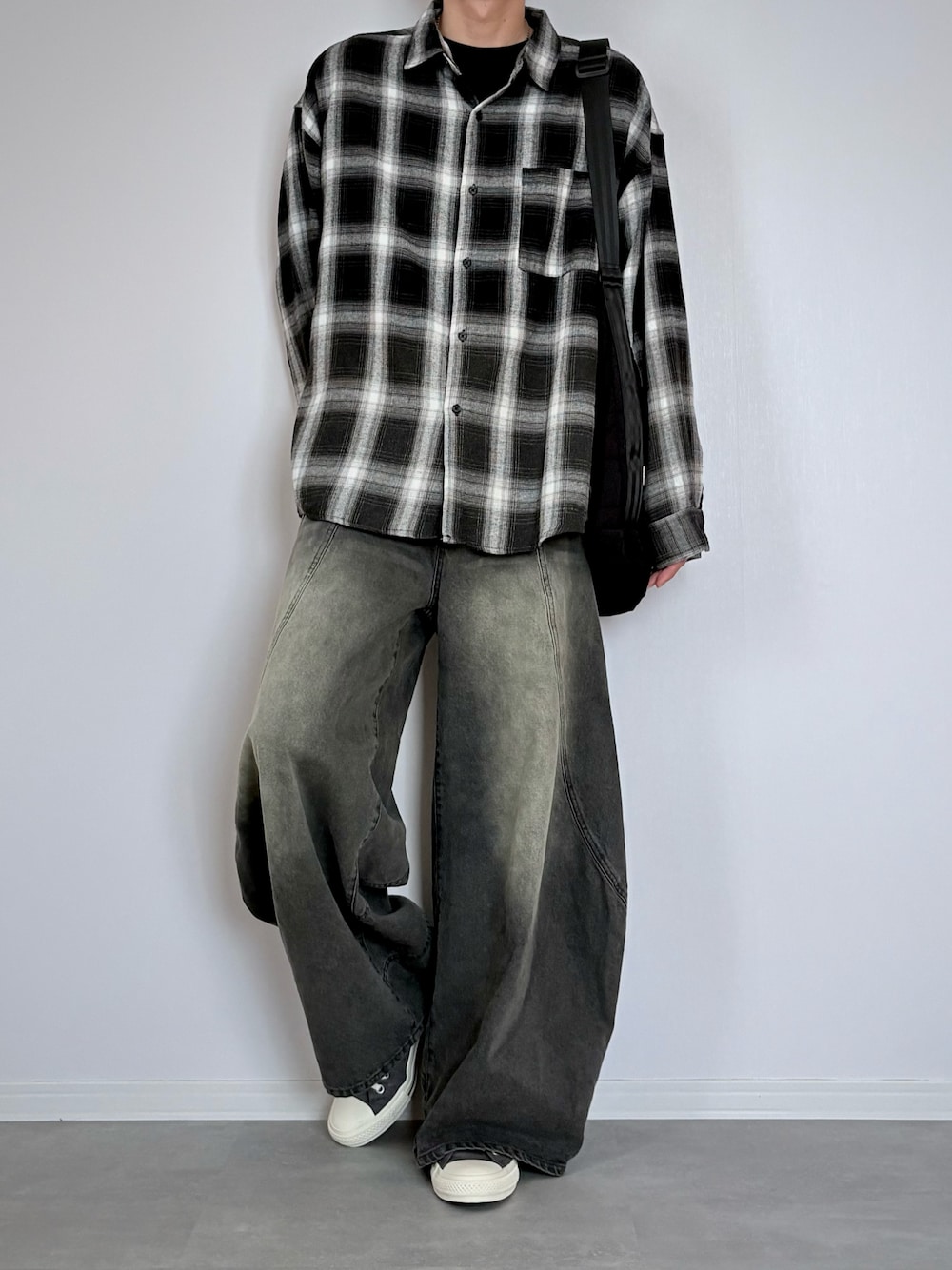 ブラック系のシャツ/ブラウス、グレー系のデニムパンツ、ブラック系のショルダーバッグを着用したメンズの秋コーディネートの1枚目の写真