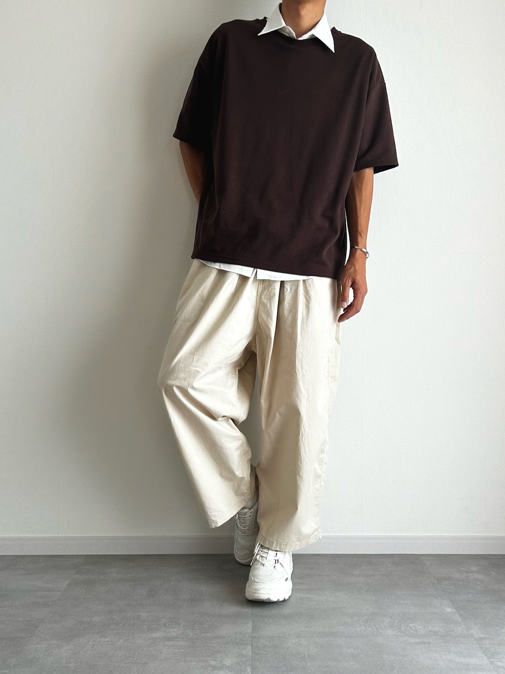 ブラウン系のTシャツ/カットソー、ホワイト系のシャツ/ブラウス、ホワイト系のその他パンツを着用したメンズの夏コーディネートの1枚目の写真