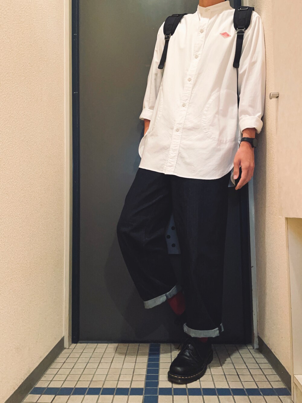 ホワイト系のシャツ/ブラウス、ブルー系のデニムパンツ、ブラック系のブーツを着用したメンズの秋コーディネートの1枚目の写真