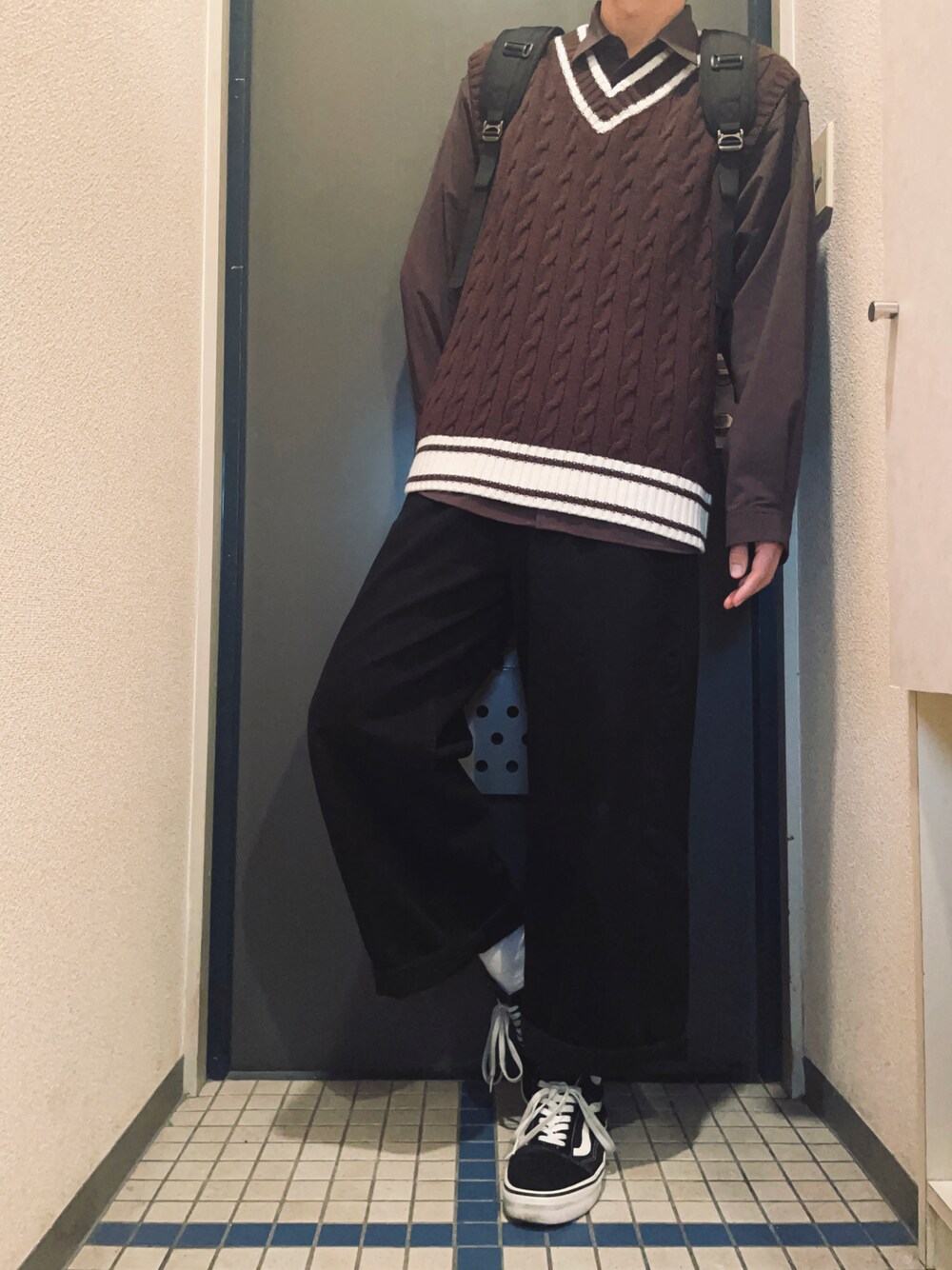 「ニットベスト、シャツスタイル、オーバーサイズ、ワイドパンツ、スニーカー、きれいめカジュアル、シンプルコーデ、ラフ、ゆるコーデ、ブラウン、秋コーデ、お洒落さんとつながりたい、ビッグシルエット、秋服コーデ、大学生」｜「GUのアイテム（ニット/セーター、ブラウン系）」を使った、@soranoさん（メンズ・177cm）の秋コーディネートの1枚目の写真
