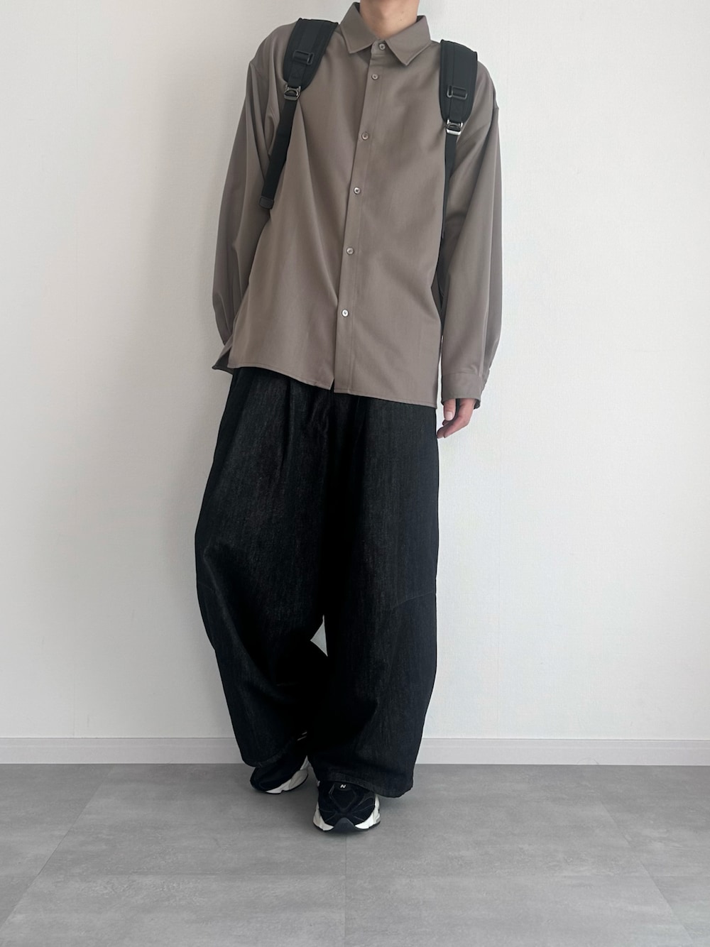「シャツスタイル、オーバーサイズ、ワイドパンツ、スニーカー、きれいめカジュアル、シンプルコーデ、ラフ、ゆるコーデ、秋コーデ、デニム、お洒落さんとつながりたい、お出かけコーデ、スニーカーコーデ、今日のコーデ、休日コーデ」｜「CLELの【CLEL】Balloon Sleeve Loose Regular Collor Shirt / バルーン袖ルーズレギュラーカラーシャツ（シャツ/ブラウス、ブラウン系）」を使った、@soranoさん（メンズ・177cm）の秋コーディネートの1枚目の写真
