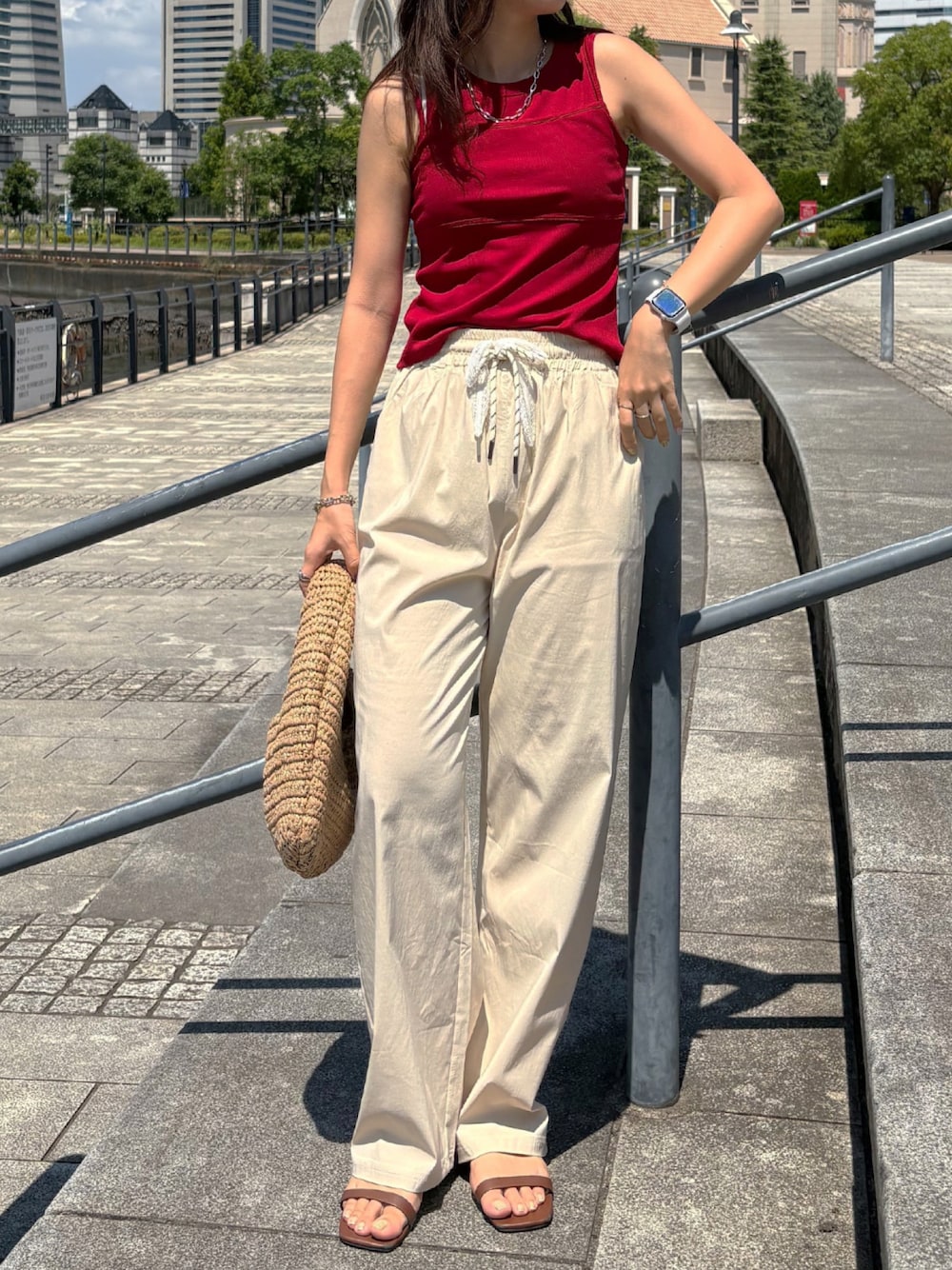 ベージュ系のその他パンツ、レッド系のタンクトップを着用したレディースの夏コーディネートの1枚目の写真