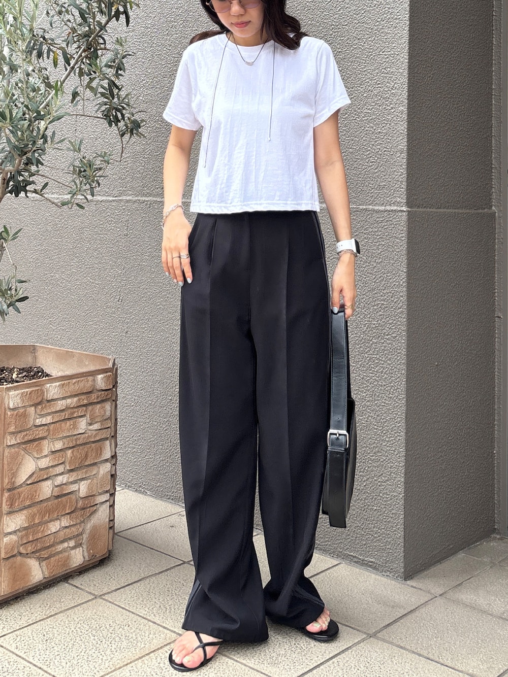 「夏ルックで気分アップ、白Tシャツ、夏服コーデ、今日のコーデ、ブラックコーデ、サングラス、ヘルシーコーデ、サンダル、トラックパンツ、スラックス、ウェーブ、160cm台コーデ、コードネックレス、モノトーンコーデ、ママファッション」｜「ISOOKの【ISOOK / アイスー】バックスリットTシャツ / シンプルトップス 白T 黒T 半袖 ショート丈 短丈 クロップド丈 クルーネック 無地 ホワイト ブラック 白 黒 ZOZOTOWN限定（Tシャツ/カットソー、ホワイト系）」を使った、ISOOKさん（骨格ウェーブ・レディース・160cm）の夏コーディネートの1枚目の写真