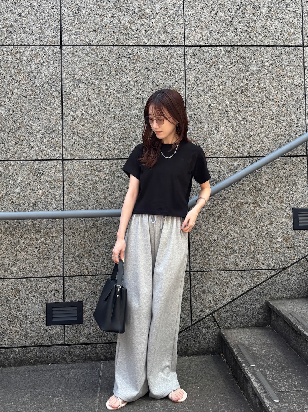 「バックスリットTシャツ、スウェットパンツ、サングラス、ラフコーデ、大人カジュアル、海外風コーデ、楽ちんコーデ、モノトーンコーデ、低身長コーデ、夏コーデ、骨格ウェーブ、ママコーデ」｜「ISOOKの【ISOOK / アイスー】ドローコードワイドスウェットパンツ / ビックシルエット ルーズ丈 総ゴム ベルトループ 白 ホワイト グレー 黒 ブラック ZOZOTOWN限定（スウェットパンツ、グレー系）」を使った、ISOOKさん（骨格ウェーブ・レディース・152cm）の春コーディネートの1枚目の写真