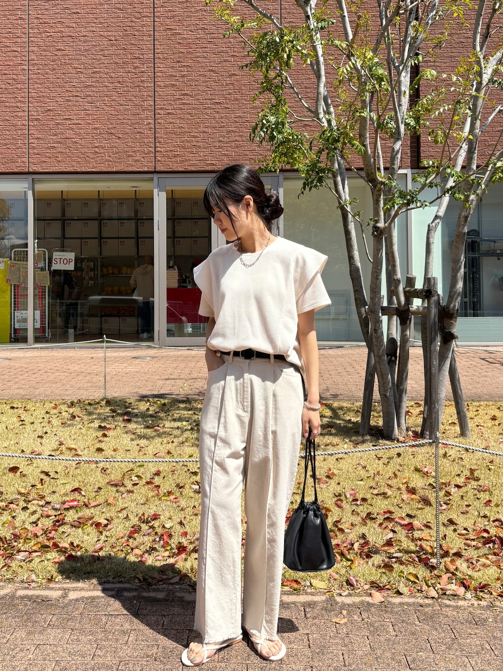 ホワイト系のTシャツ/カットソー、ベージュ系のセットアップを着用したレディースの春コーディネートの1枚目の写真