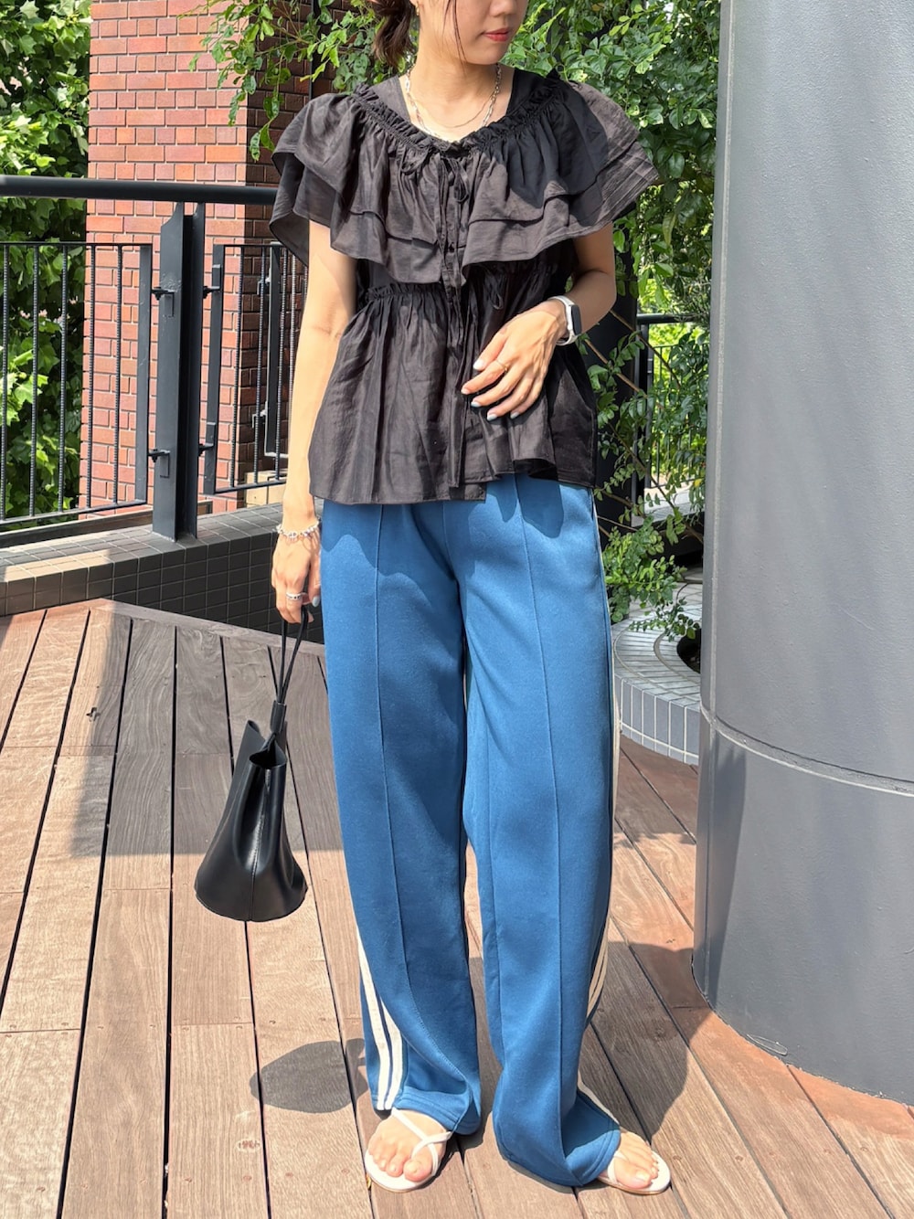 ブラック系のシャツ/ブラウス、ブルー系のその他パンツ、ブラック系のキャミソールを着用したレディースの夏コーディネートの1枚目の写真