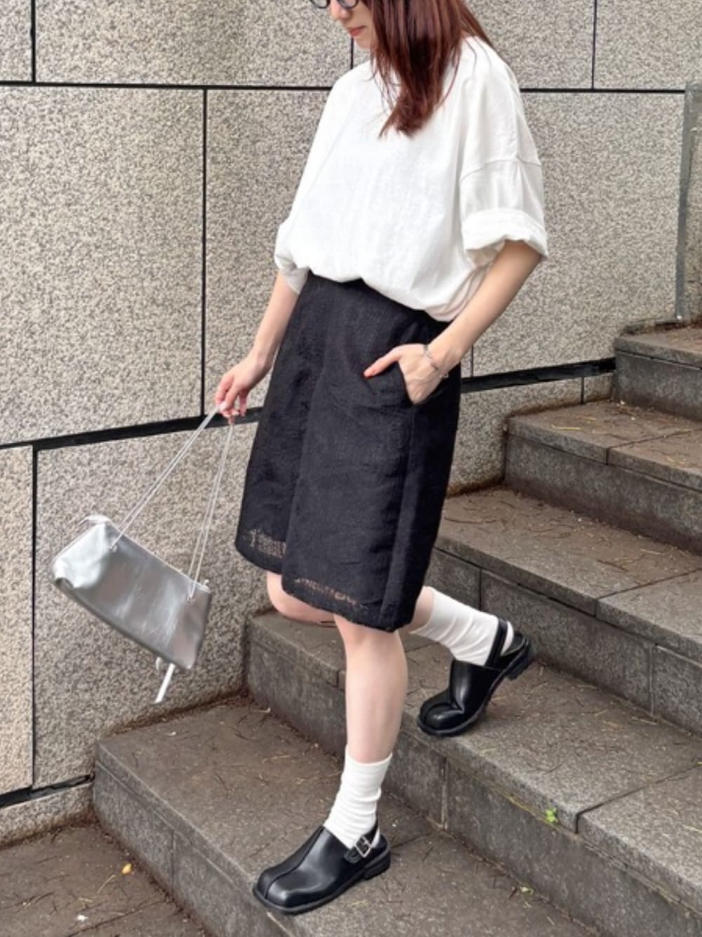ホワイト系のTシャツ/カットソー、ブラック系のその他パンツを着用したレディースの夏コーディネートの1枚目の写真