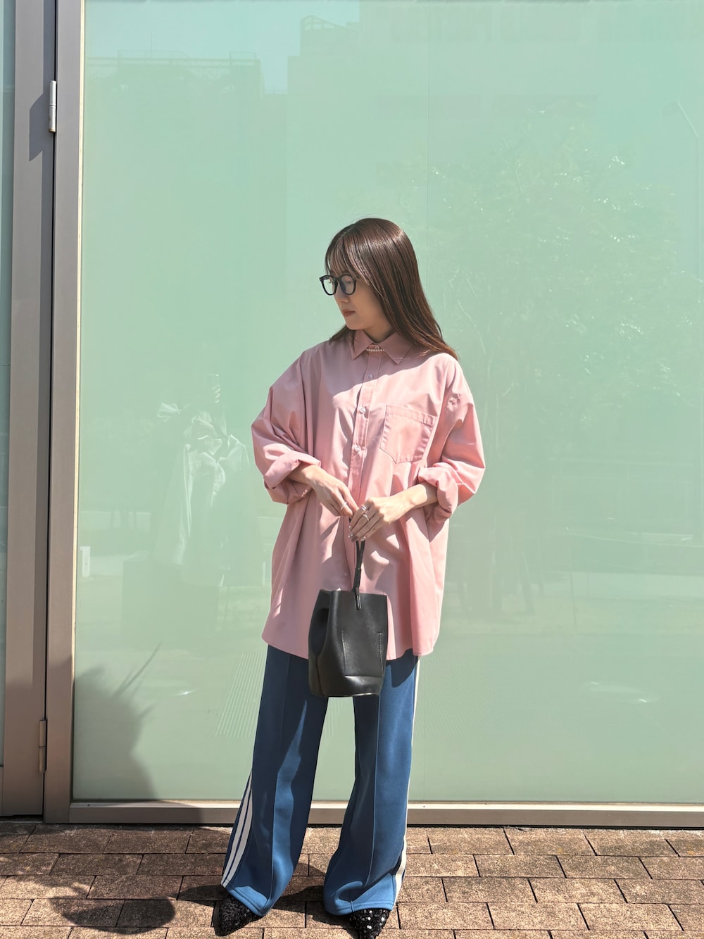「春めき満開コーデ、春コーデ、ピンクシャツ、トラックパンツ、ピンク、ブルー、黒縁メガネ、スパンコールパンプス、スポーツmix、大人カジュアル、ママコーデ、低身長コーデ」｜「ISOOKの【新色登場！】スタンダードオーバーサイズシャツ/ ルーズ カラーシャツ ビッグサイズ レギュラーカラー 青シャツ 白シャツ 春服 オフィスカジュアル（シャツ/ブラウス、ピンク系）」を使った、ISOOKさん（レディース・152cm）の春コーディネートの1枚目の写真