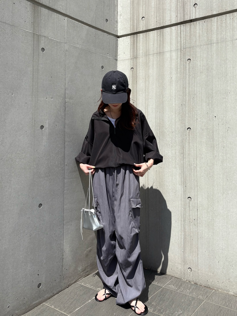 「カーゴパンツ、パラシュートパンツ、ブルゾン、シルバーバッグ、サンダル、モノトーンコーデ、ブラックコーデ、大人カジュアル、ラフコーデ、ストリートコーデ、スポーツmix、低身長、ママコーデ、キャップコーデ」｜「ISOOKの【ISOOK / アイスー】ルーズパラシュートカーゴパンツ / ナイロンライク しわ加工 ハイウエスト ドロスト 総ゴム アウトポケット ミリタリー 黒 グレー グリーン ZOZOTOWN限定（カーゴパンツ、グレー系）」を使った、ISOOKさん（レディース・152cm）の春コーディネートの1枚目の写真