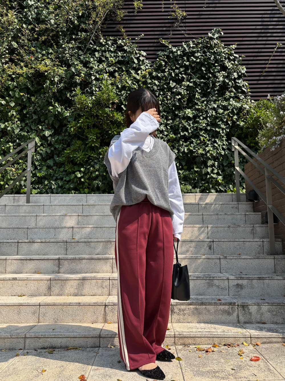 「トラックパンツ、ニットベスト、オーバーサイズＴ、スパンコールパンプス、赤パンツ、おだんごヘアー、大人カジュアル、スポーツmix、春コーデ、春めき満開コーデ、ママコーデ、骨格ウェーブ」｜「ISOOKの【ISOOK / アイスー】オーバーサイズVネックベスト / ルーズ丈 ビックシルエット ニット ユニセックス 春ニット ドロップショルダー グレー ブラック 黒 ZOZOTOWN限定（ベスト、グレー系）」を使った、ISOOKさん（レディース・160cm）の春コーディネートの1枚目の写真