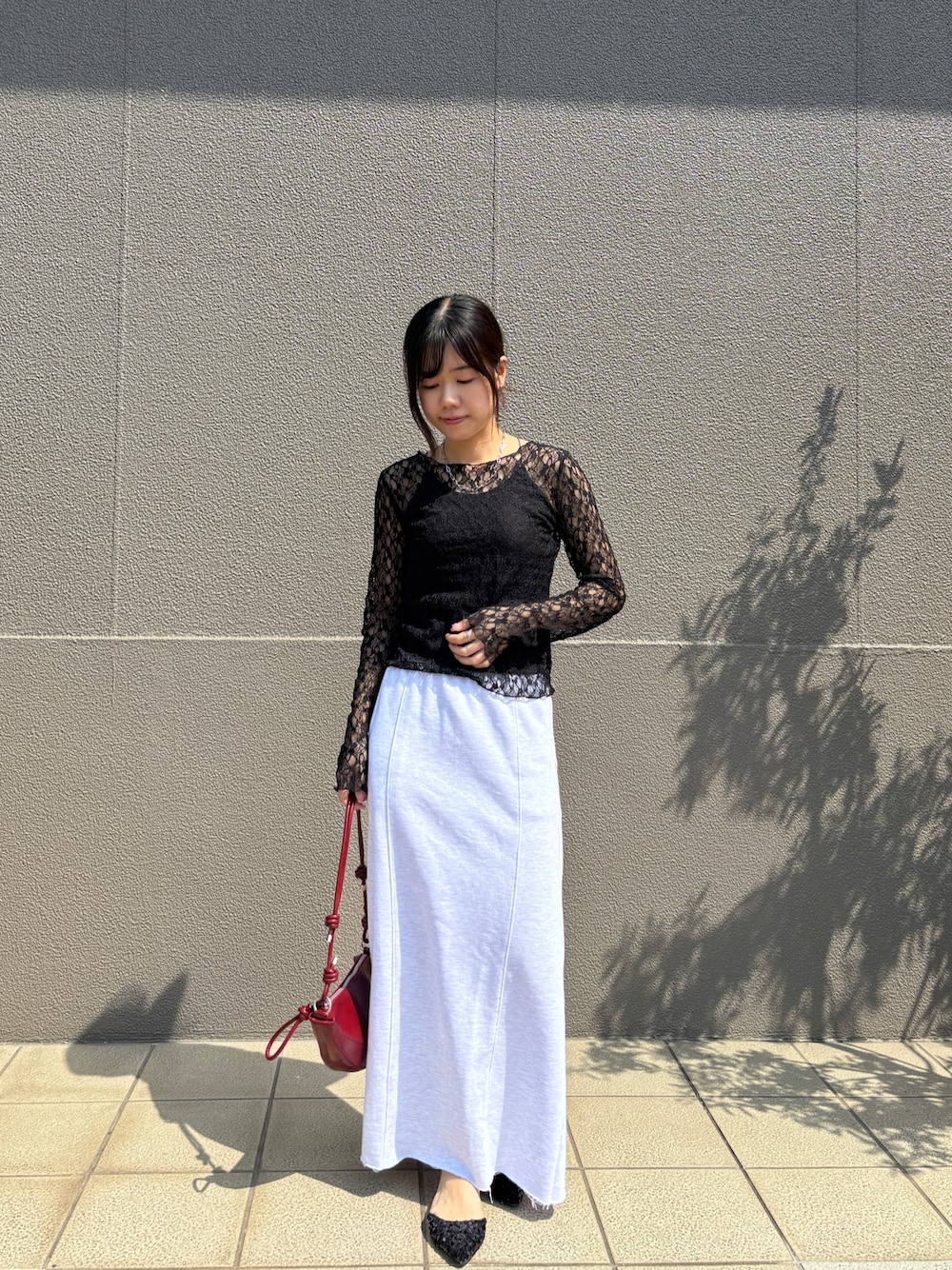 「レーストップス、スウェットスカート、スパンコールパンプス、赤バッグ、お団子ヘアー、大人カジュアル、ママコーデ、骨格ウェーブ、春コーデ、ブラック、グレー、ランチコーデ、ディナーコーデ」｜「ISOOKの【ISOOK / アイスー】セミフレアスウェットスカート / ロング ハイウエスト シームデザイン カットオフ 裾切りっぱなし ポケット付き ウエストゴム ライトグレー ブラック グレー 黒 ZOZOTOWN限定（スカート、グレー系）」を使った、ISOOKさん（レディース・160cm）の春コーディネートの1枚目の写真