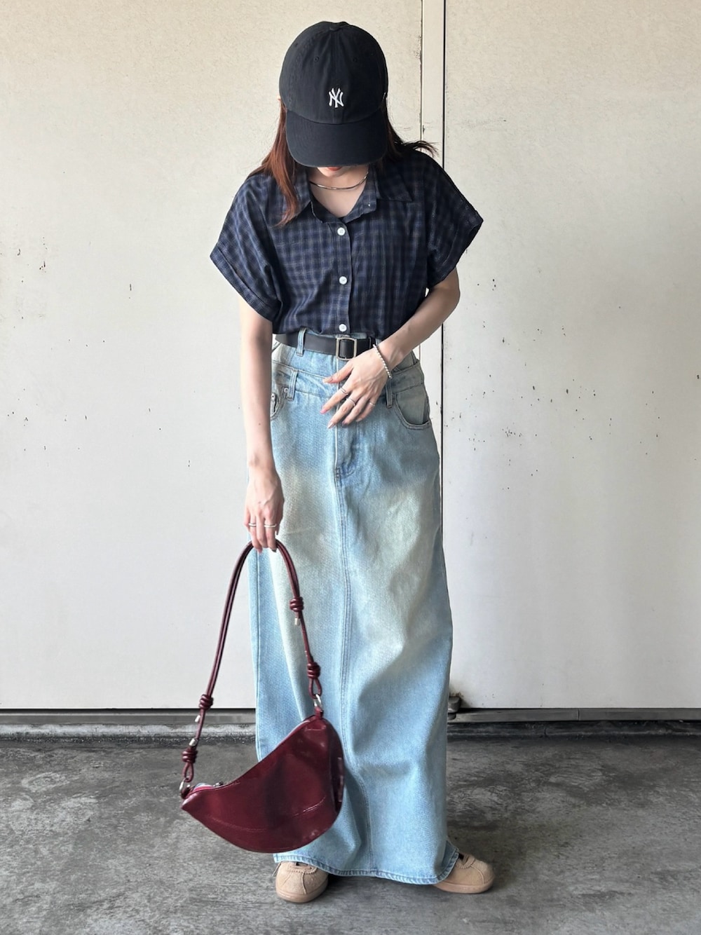 ブルー系のシャツ/ブラウス、ブルー系のデニムスカート、レッド系のハンドバッグを着用したレディースの夏コーディネートの1枚目の写真