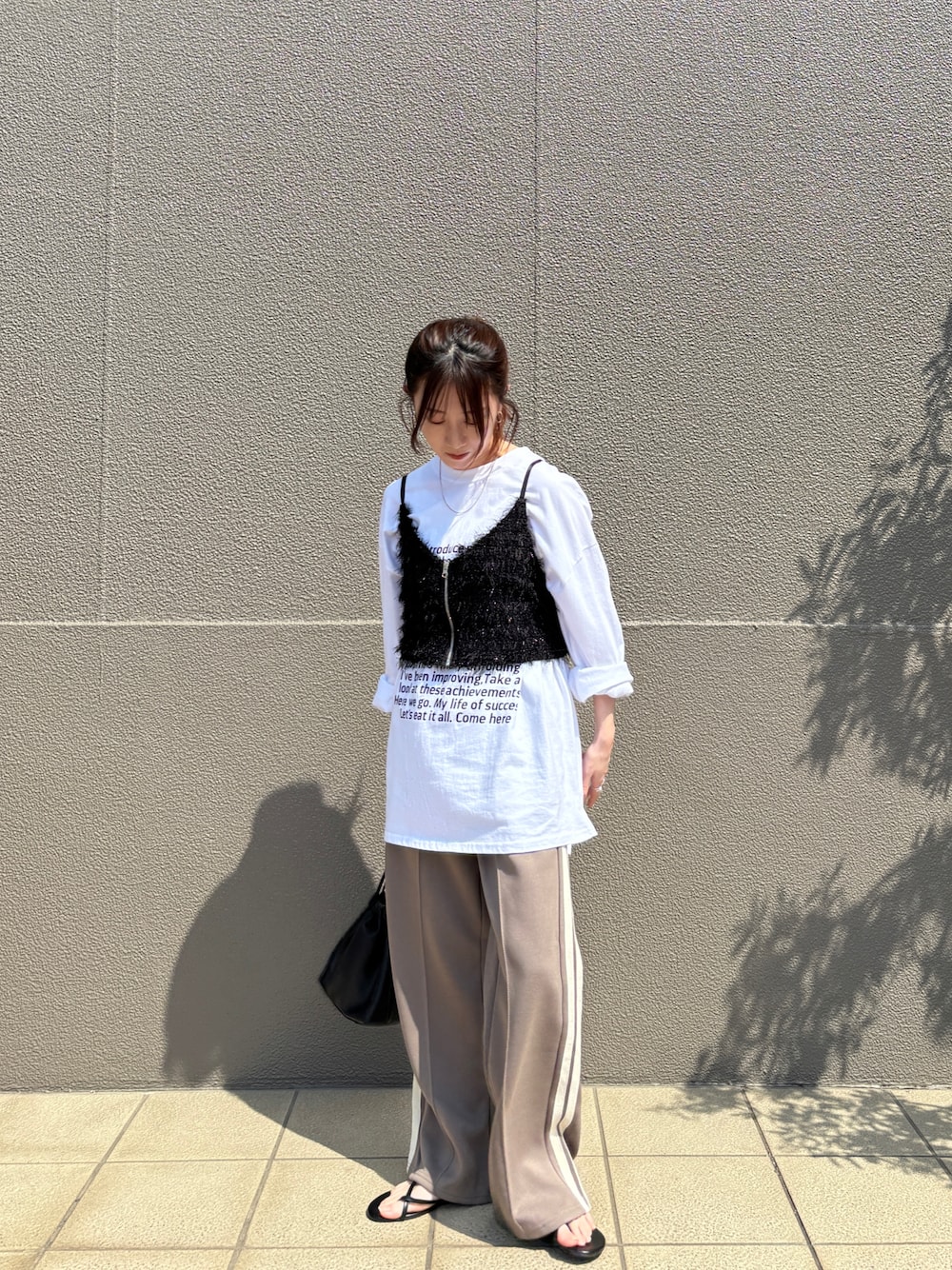 ブラック系のキャミソール、ホワイト系のTシャツ/カットソー、ブラウン系のその他パンツを着用したレディースの春コーディネートの1枚目の写真