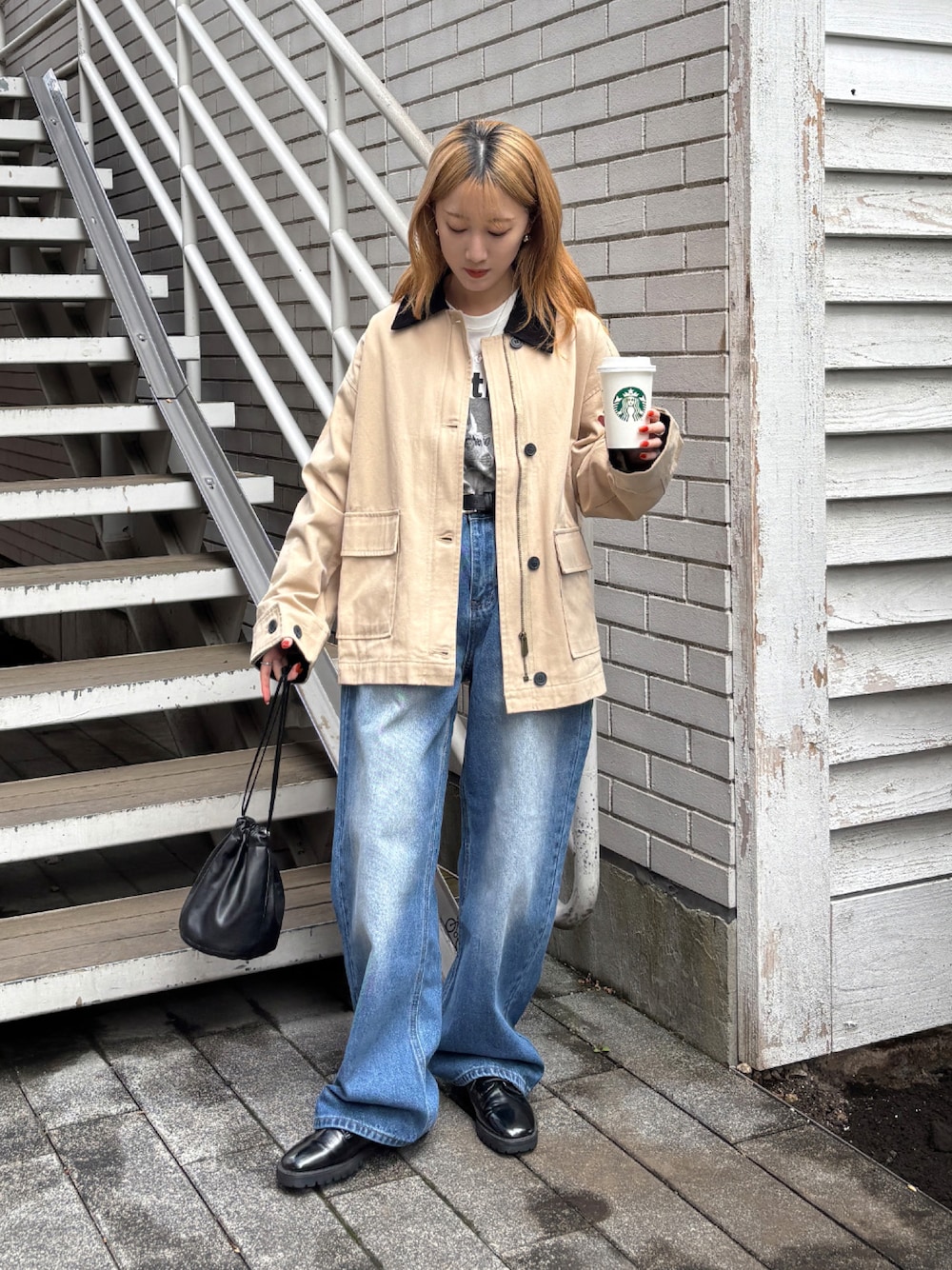 ベージュ系のブルゾン、ホワイト系のTシャツ/カットソー、ブルー系のデニムパンツを着用したレディースの春コーディネートの1枚目の写真