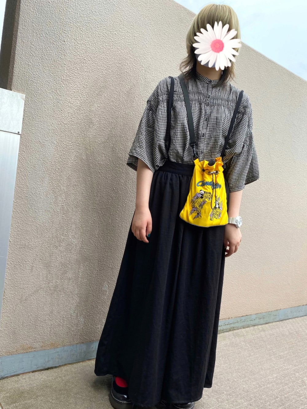 「ブラウス、Candy Stripper、大人カジュアル、ギンガムチェック、巾着バッグ、シンプルコーデ、OLIVE des OLIVE、カラーソックス、パンツコーデ、ストラップシューズ、studio clip、過去コーデ、Samansa Mos2、おしゃれさんと繋がりたい、スカーチョ」｜「Samansa Mos2のギンガムスモッキングブラウス（シャツ/ブラウス、ブラック系）」を使った、ゆずこしょーぅ。さん（レディース・161cm）の秋コーディネートの1枚目の写真