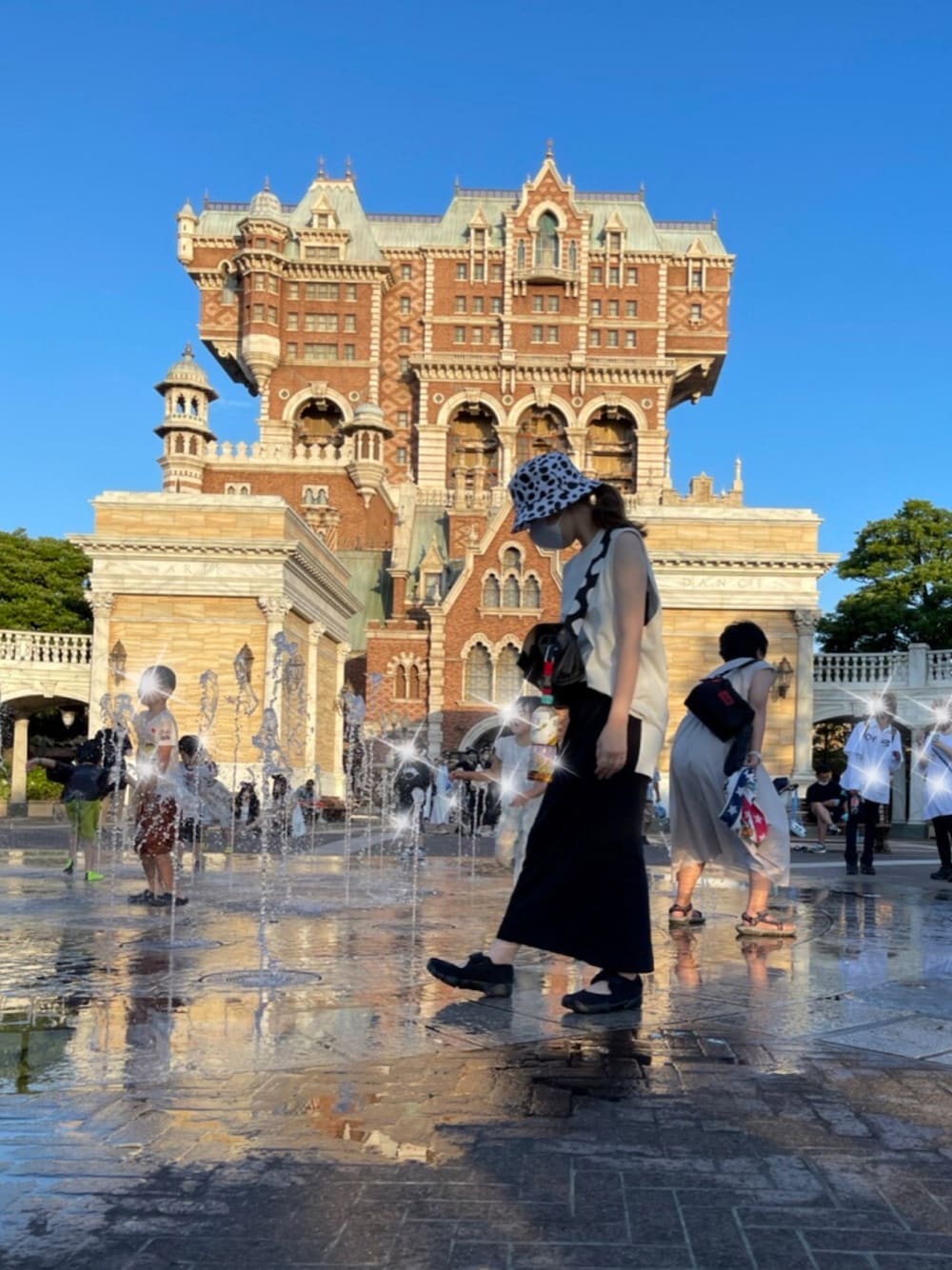 「ディズニーシー、ディズニー、ディズニーコーデ、101匹わんちゃん、バケットハット、全身ユニクロ、TDS、ダルメシアン柄、着回しコーデ、ノースリーブ、エアリフト、モノトーン」｜「ear PAPILLONNERの柄テープボディバッグ《ダルメシアン》（ボディバッグ/ウエストポーチ、ブラック系）」を使った、kana.さん（レディース・153cm）の夏コーディネートの1枚目の写真