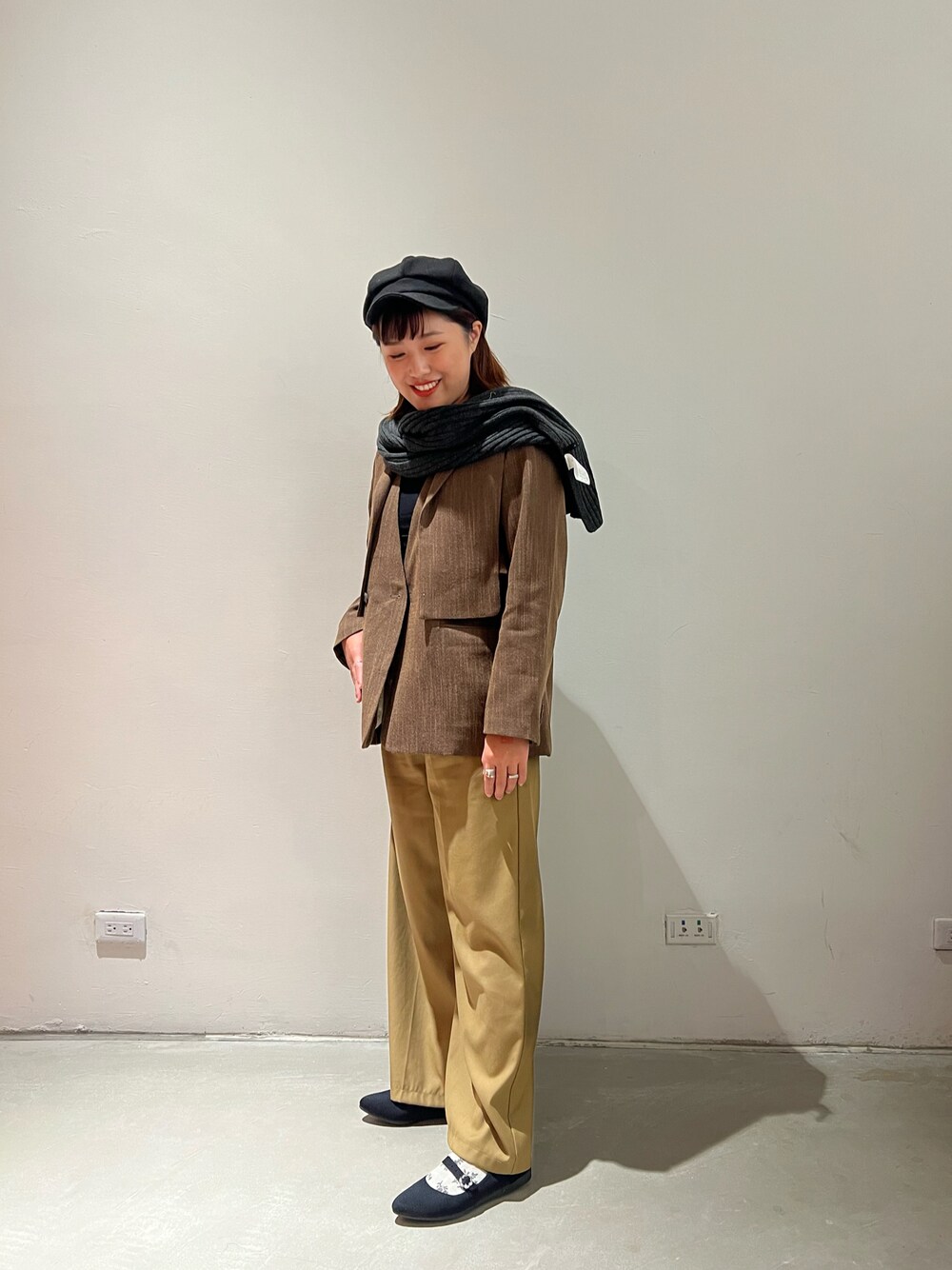 「URBAN RESEARCHのアイテム（スラックス、ベージュ系）」を使った、April Wuさん（レディース・165cm）の冬コーディネートの1枚目の写真