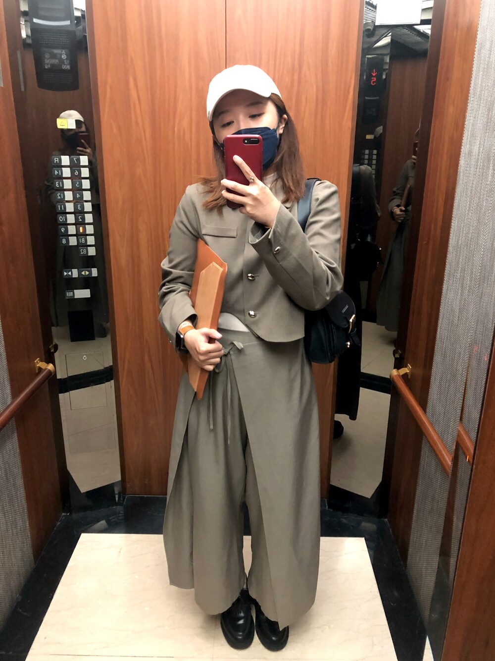 「KBFのアイテム（テーラードジャケット、その他）」を使った、April Wuさん（レディース・168cm）の秋コーディネートの1枚目の写真