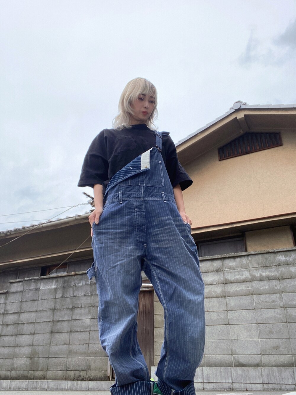 「オーバーオール、ストライプ、カジュアル、メンズライク、ゆったりコーデ、シンプル、rvca、きれいめカジュアル、journal standard」｜「RVCAのRVCA メンズ   FAKE RVCA TEE Ｔシャツ/ルーカ 半袖 ビッグロゴ ビックシルエット ドロップショルダー（Tシャツ/カットソー、ブラック系）」を使った、tomoさん（レディース・160cm）の秋コーディネートの1枚目の写真