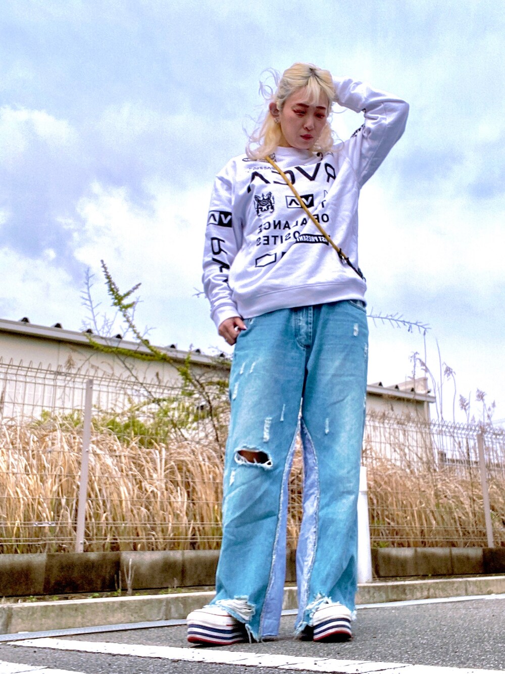 「春、デニムパンツ、カジュアル、メンズライク、rvca、アンティカ、シンプル」｜「RVCAのRVCA/ルーカ 総柄 オーバーサイズスウェット/セットアップ対応 BB042-041（スウェット、ホワイト系）」を使った、tomoさん（レディース・160cm）の春コーディネートの1枚目の写真