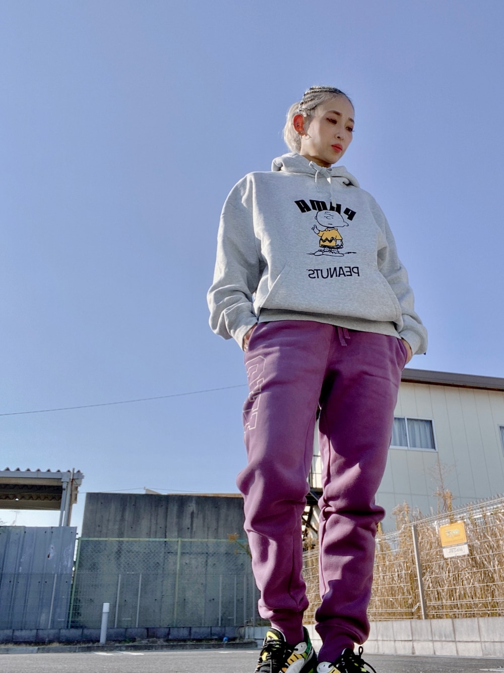「ラクチンコーデ、スウェット、スウェットパンツ、PUMA、PEANUTS、シンプル」｜「PUMAのアイテム（パーカー、グレー系）」を使った、tomoさん（レディース・160cm）の冬コーディネートの1枚目の写真