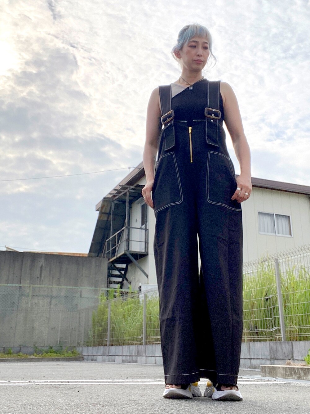 「オトナカジュアル、オーバーオール、yevs、FILA、タンクトップ、夏コーデ、シンプル」｜「no brandのアイテム（タンクトップ、ブラック系）」を使った、tomoさん（レディース・160cm）の夏コーディネートの1枚目の写真