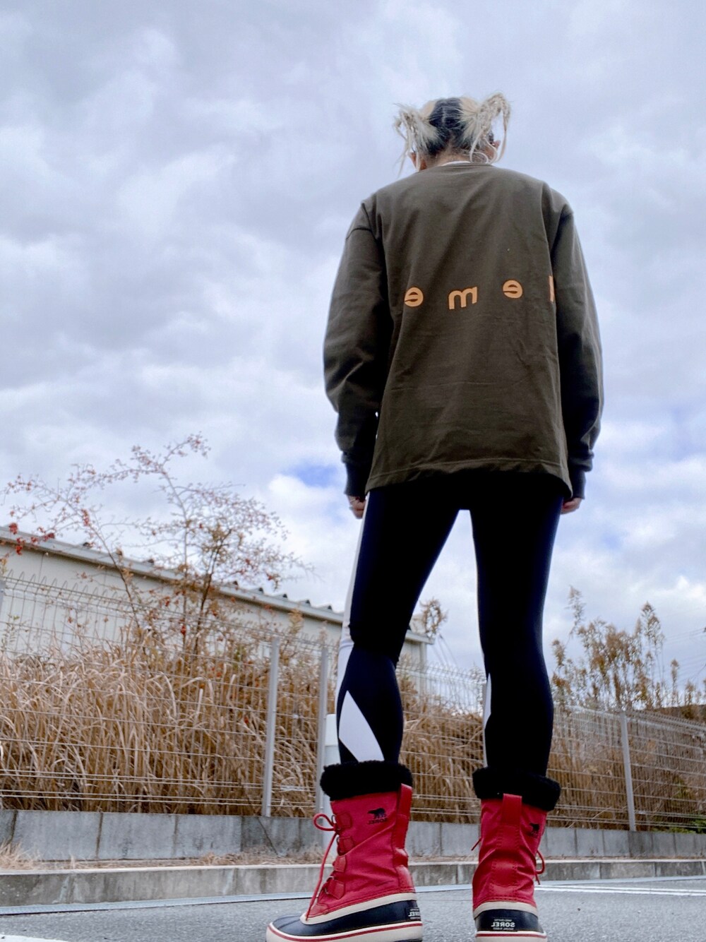 「カジュアルコーデ、シンプルコーデ、スポーツミックス、reebok、スノーブーツ、element、ラクチンコーデ」｜「ELEMENTのELEMENT メンズ  RELAX LS ロンＴ【2020年秋冬モデル】/エレメント 長袖 ロンT バックプリント（Tシャツ/カットソー、グリーン系）」を使った、tomoさん（レディース・160cm）の冬コーディネートの1枚目の写真
