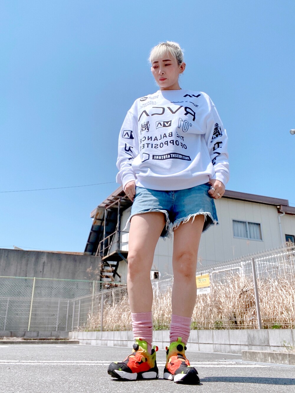 「春コーデ、rvca、シンプル、カジュアル、楽チンコーデ、メンズライク、ラクチンコーデ」｜「RVCAのRVCA/ルーカ 総柄 オーバーサイズスウェット/セットアップ対応 BB042-041（スウェット、ホワイト系）」を使った、tomoさん（レディース・160cm）の春コーディネートの1枚目の写真