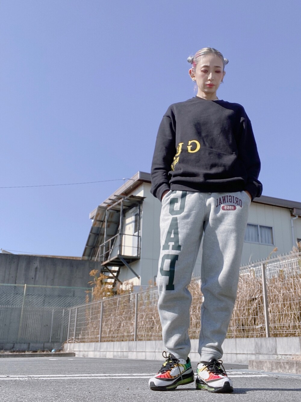 「ラクチンコーデ、GAP、メンズライク、スポーティ、guess、シンプル」｜「GuessのSide Big Logo Sweat（スウェット、ブラック系）」を使った、tomoさん（レディース・160cm）の冬コーディネートの1枚目の写真