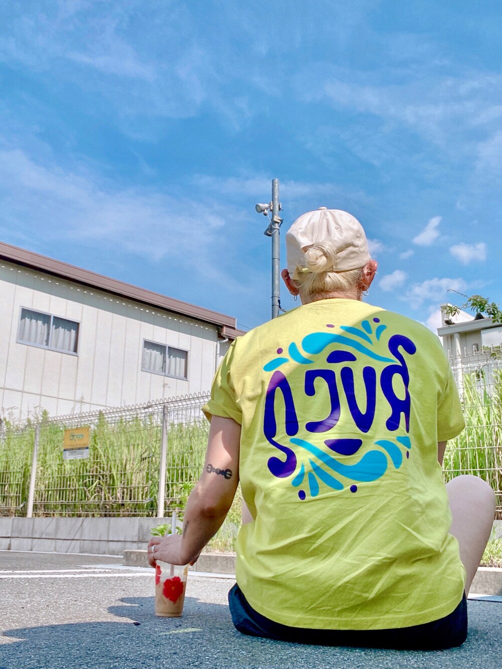 「シンプルコーデ、カジュアルコーデ、真夏のアクティブスタイル、スポーツミックス、rvca、ラクチンコーデ、夏コーデ」｜「RVCAのRVCA/ルーカ   ルーズシルエット  ロゴTシャツ  BB043-241（Tシャツ/カットソー、イエロー系）」を使った、tomoさん（レディース・160cm）の夏コーディネートの1枚目の写真